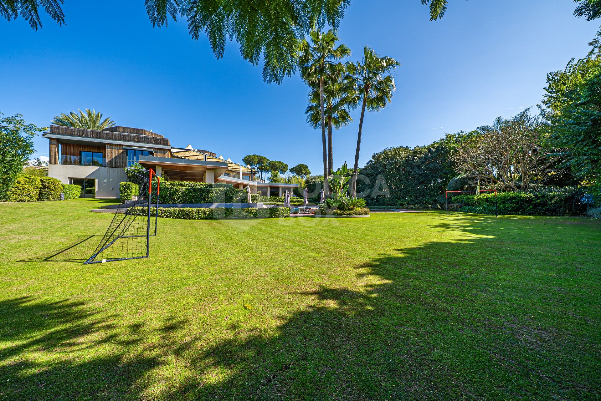 Exclusive Frontline Golf Villa in Guadalmina Baja