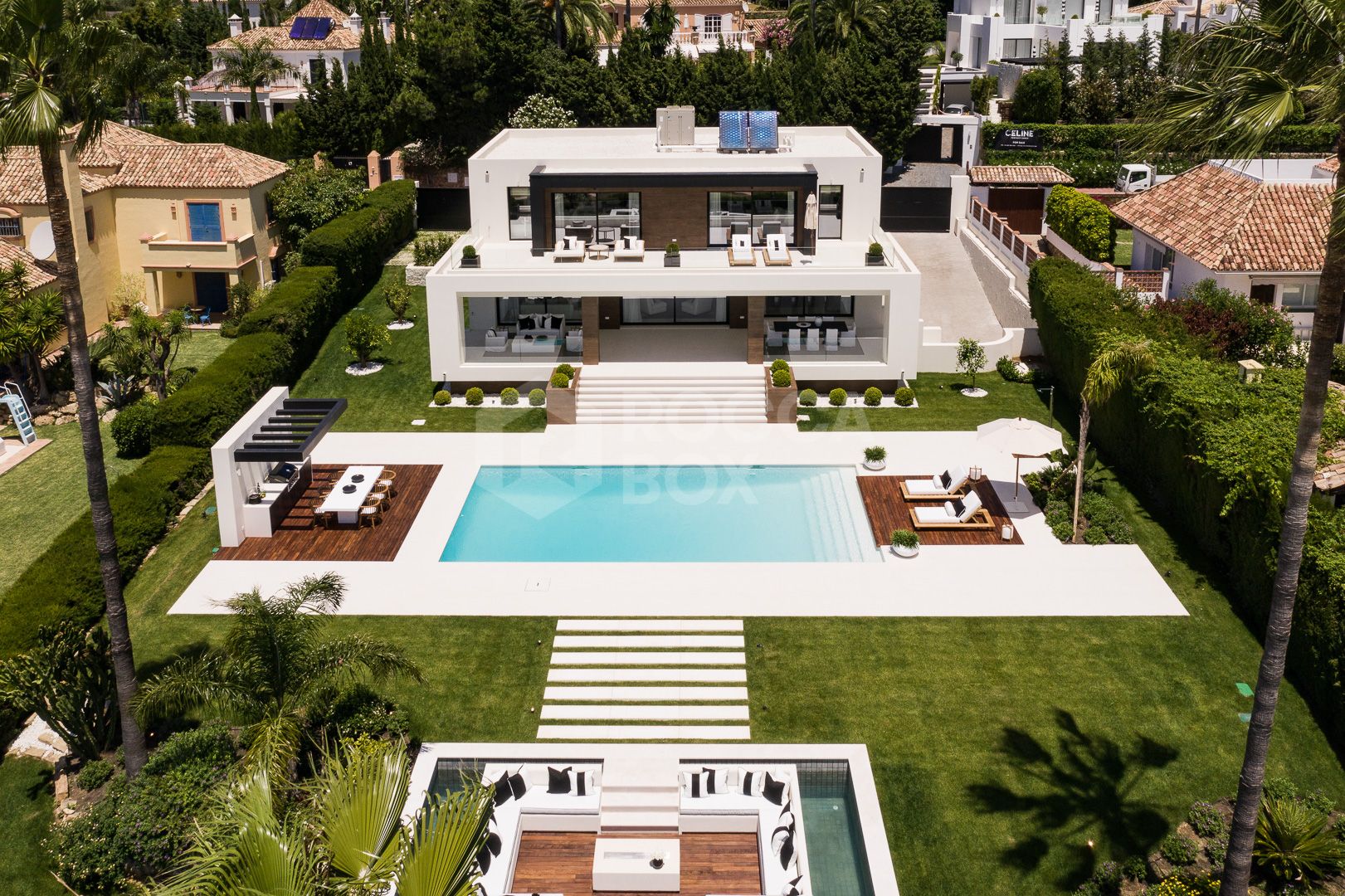 Exceptional villa front line to Los Naranjos Golf