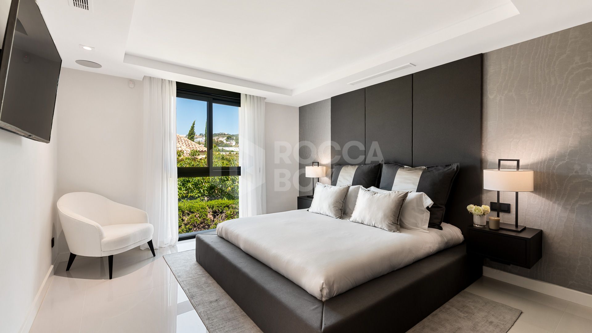 Exceptional villa front line to Los Naranjos Golf