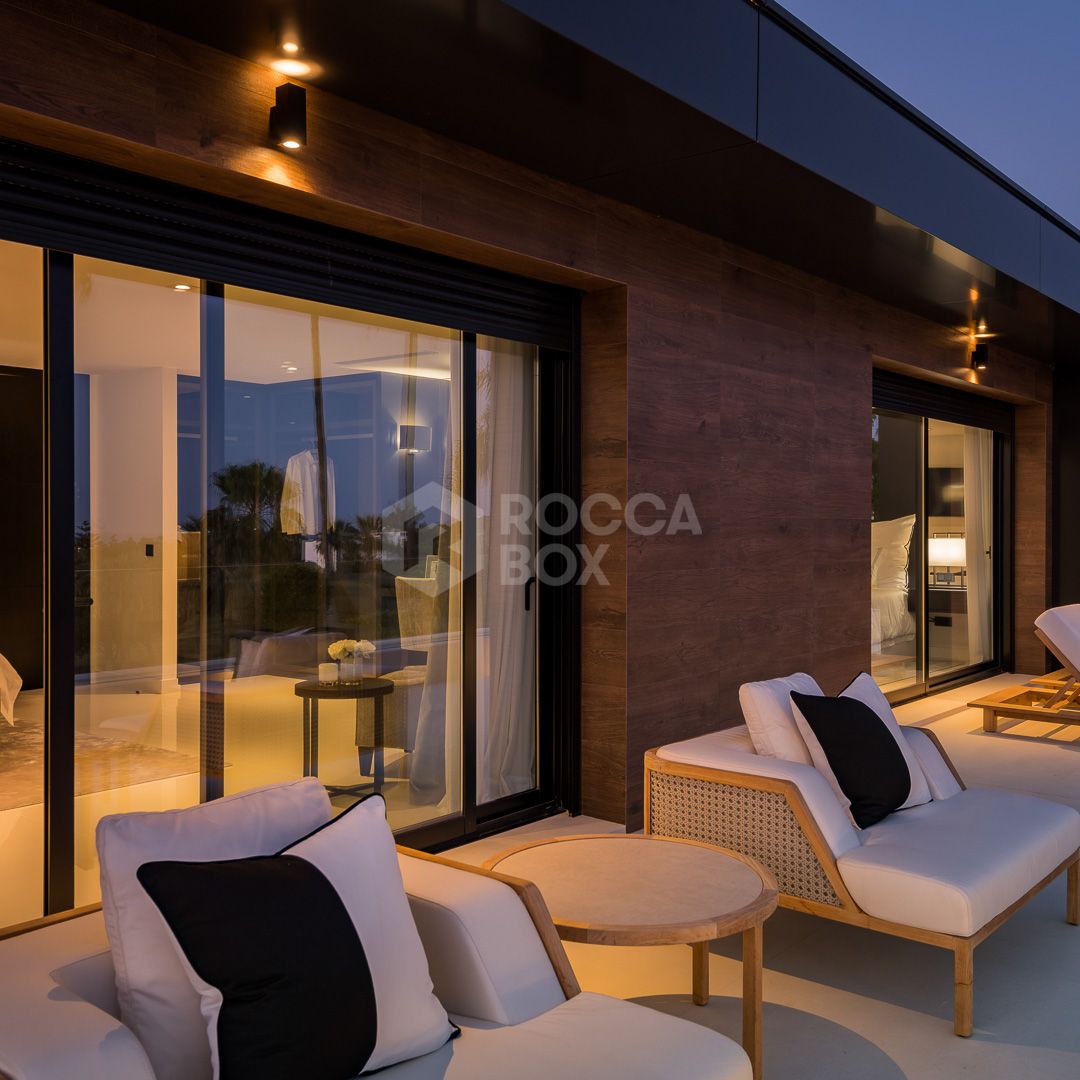 Exceptional villa front line to Los Naranjos Golf