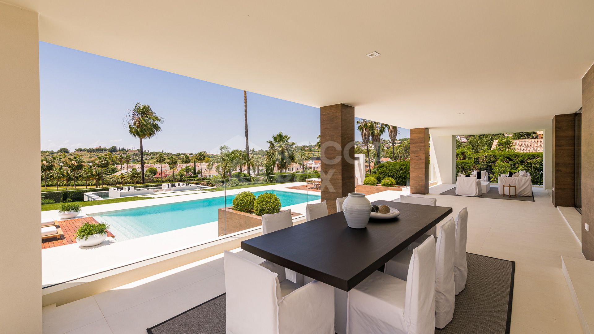 Exceptional villa front line to Los Naranjos Golf