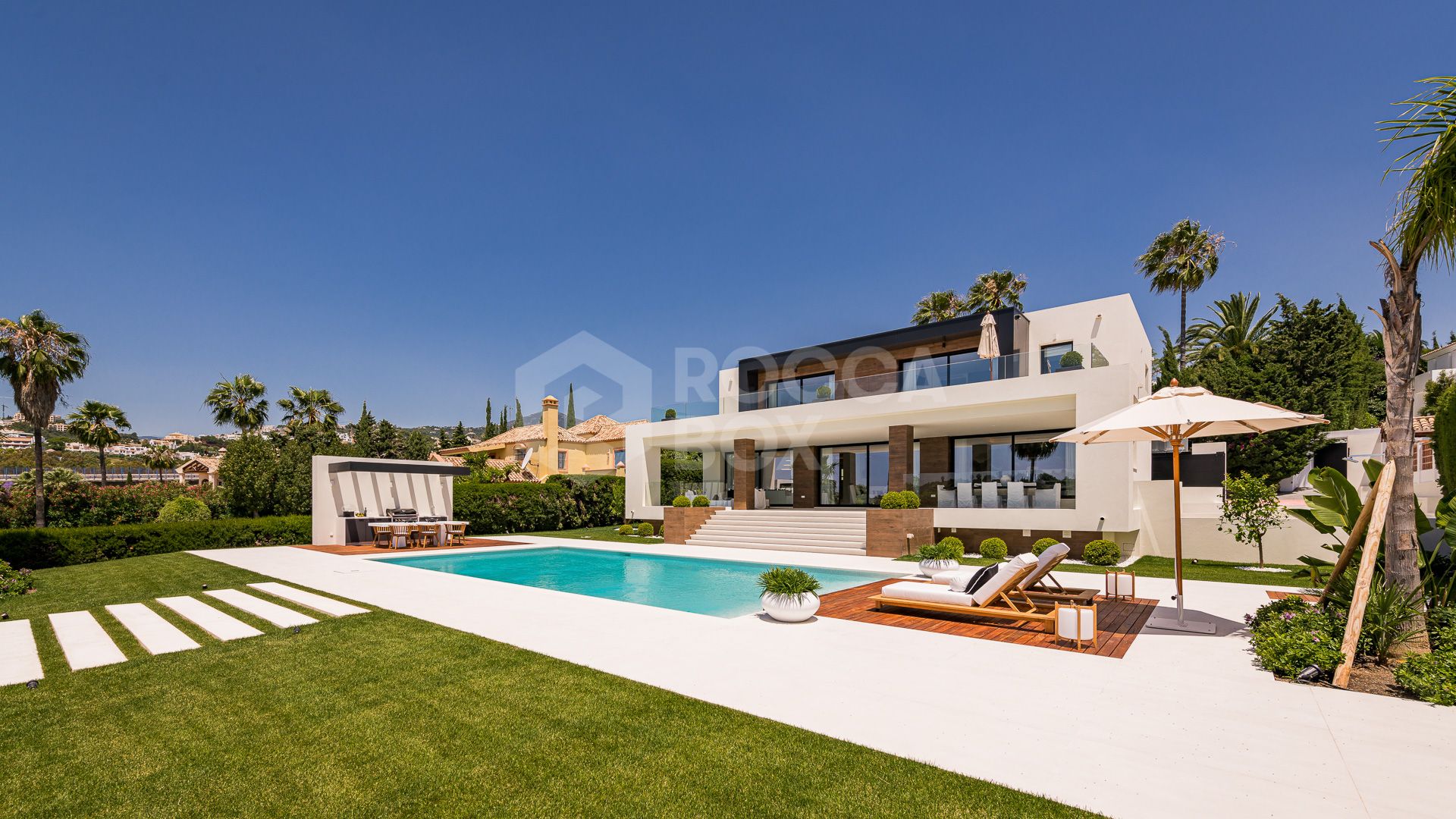 Exceptional villa front line to Los Naranjos Golf