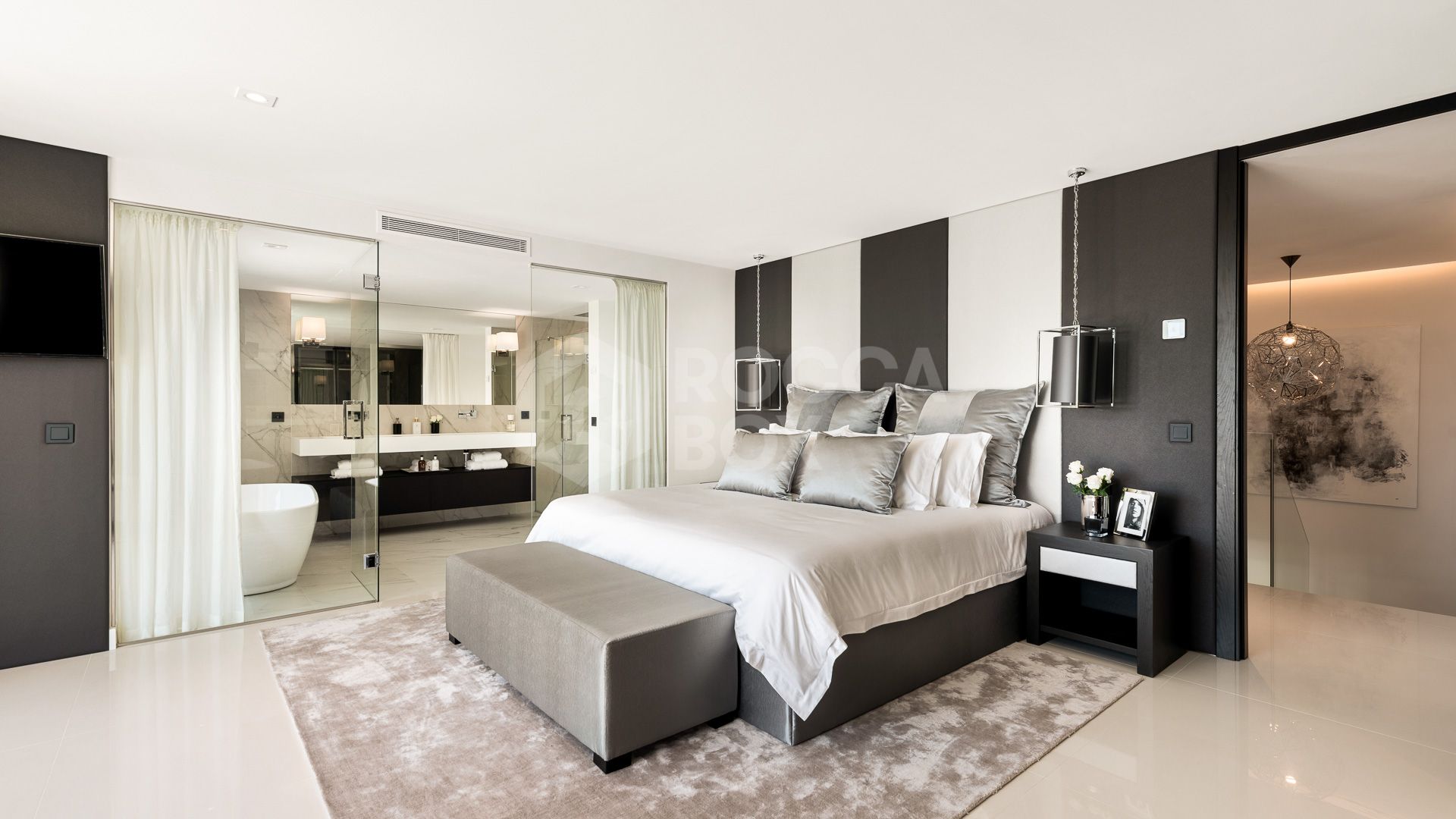 Exceptional villa front line to Los Naranjos Golf