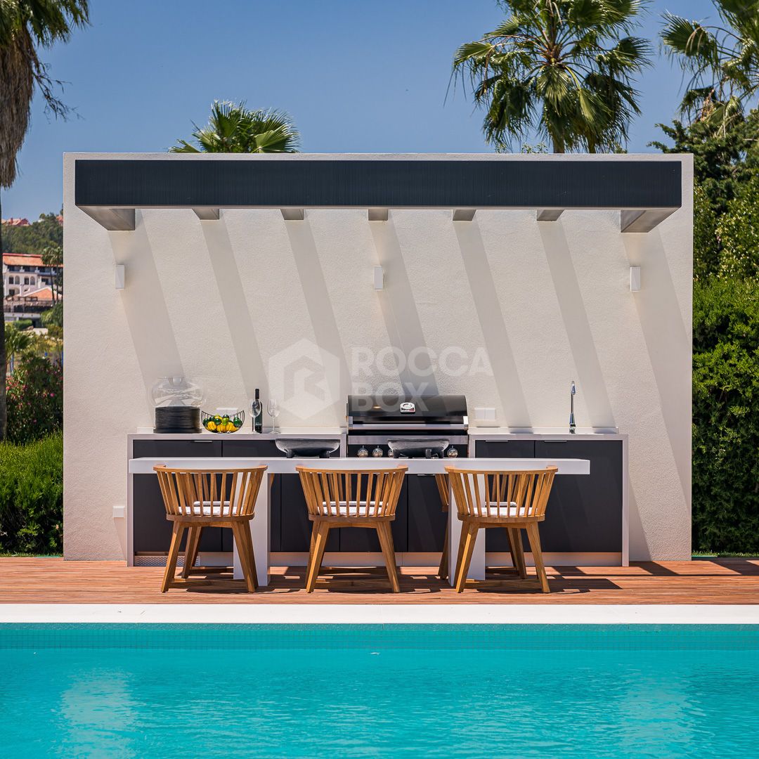 Exceptional villa front line to Los Naranjos Golf