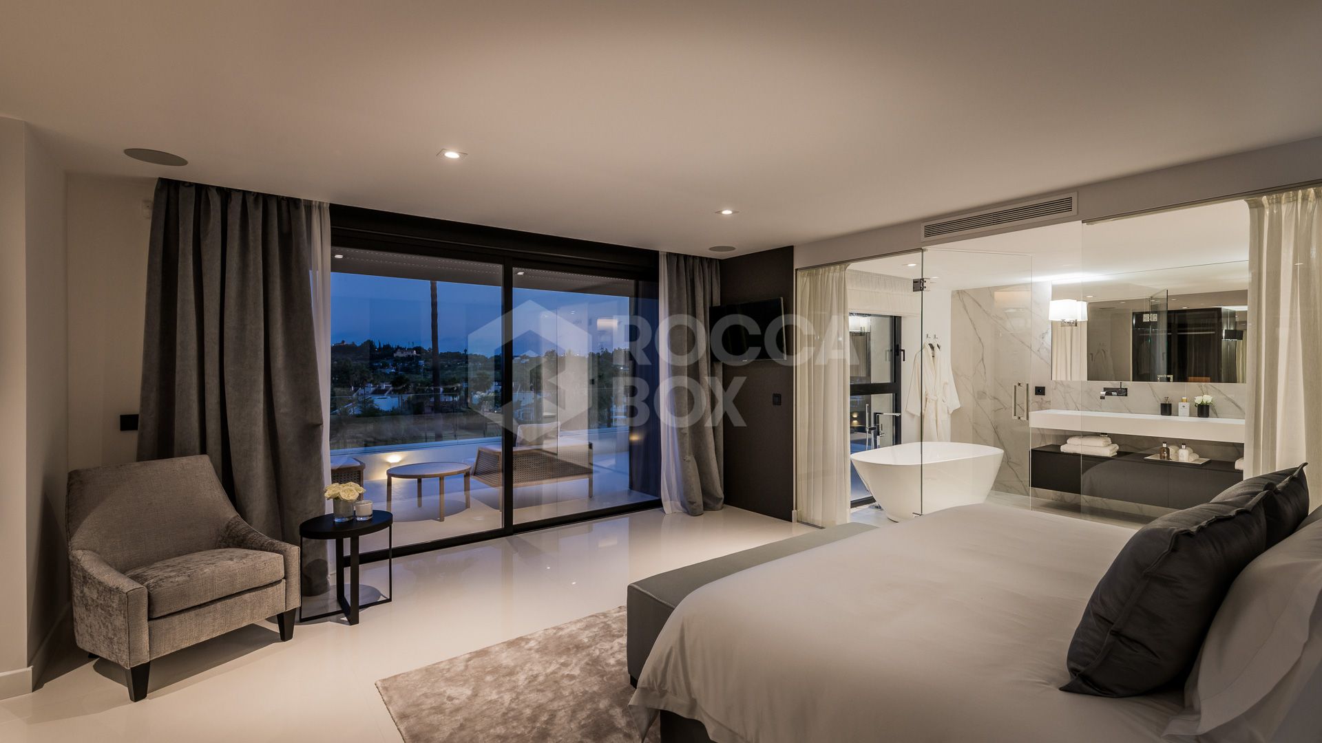 Exceptional villa front line to Los Naranjos Golf