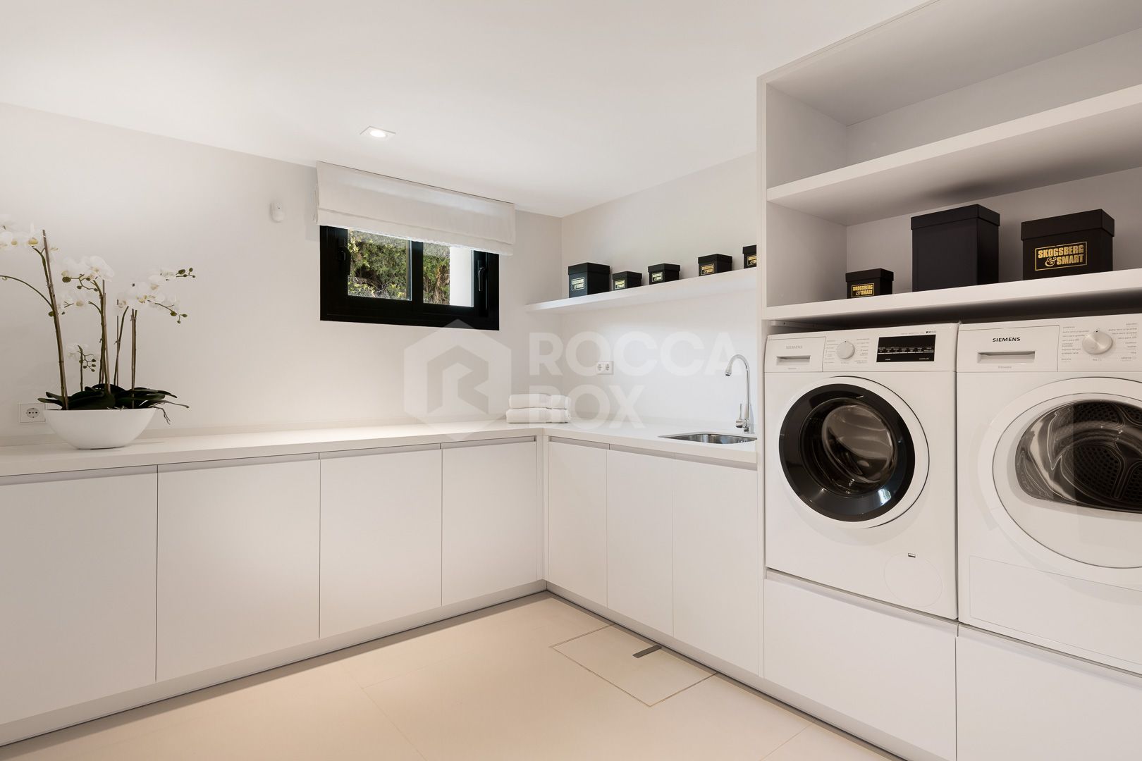 Exceptional villa front line to Los Naranjos Golf