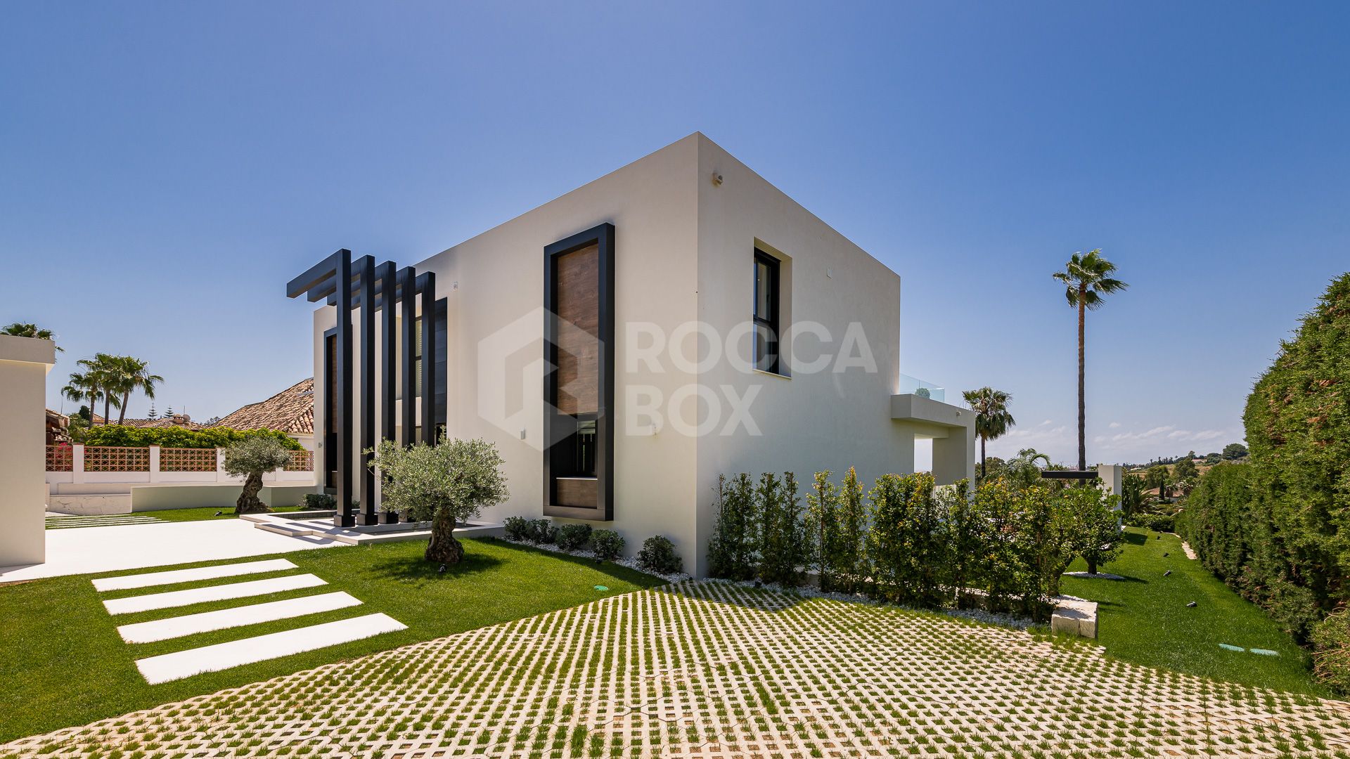 Exceptional villa front line to Los Naranjos Golf