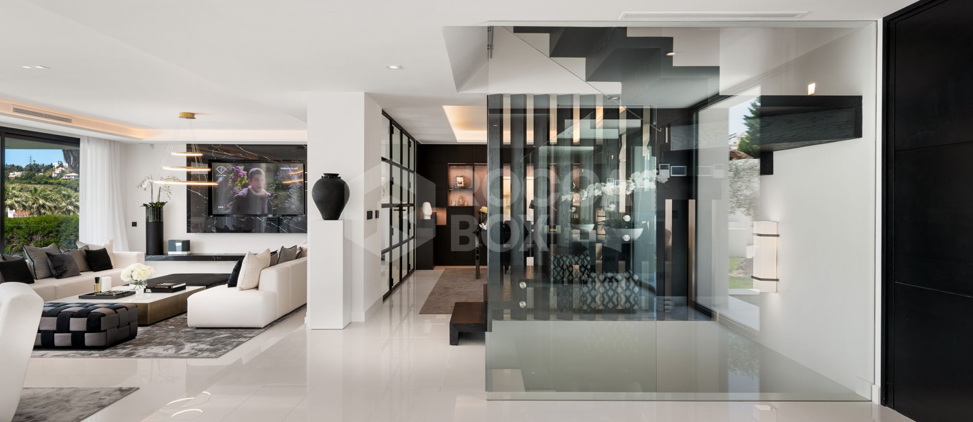 Exceptional villa front line to Los Naranjos Golf