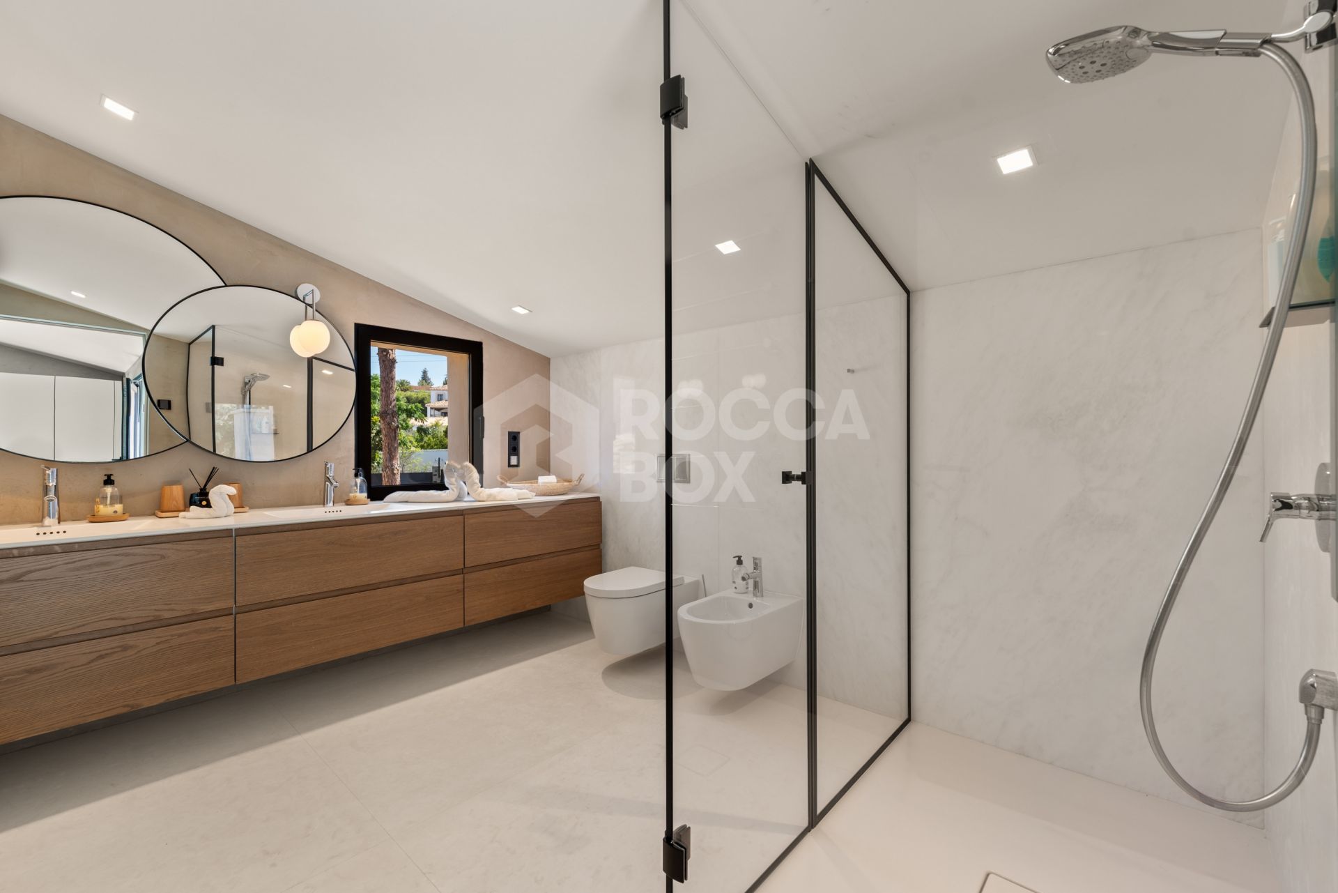 Exquisite villa fully renovated to high standards set on an extensive plot in Río Real, East Marbella