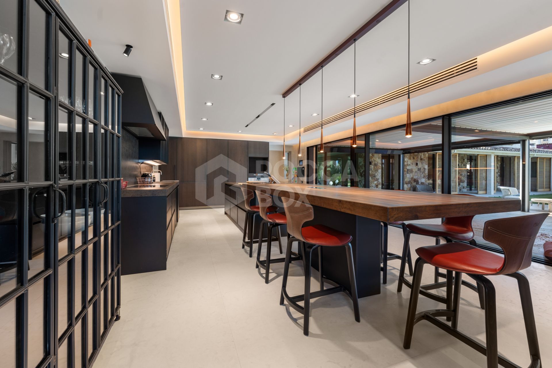 Exquisite villa fully renovated to high standards set on an extensive plot in Río Real, East Marbella