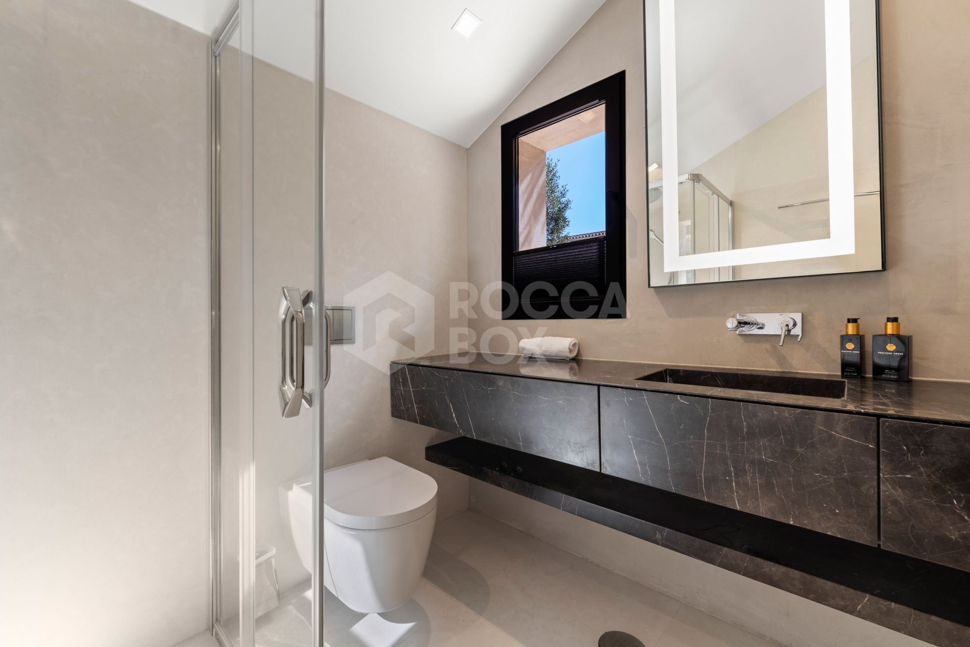 Exquisite villa fully renovated to high standards set on an extensive plot in Río Real, East Marbella