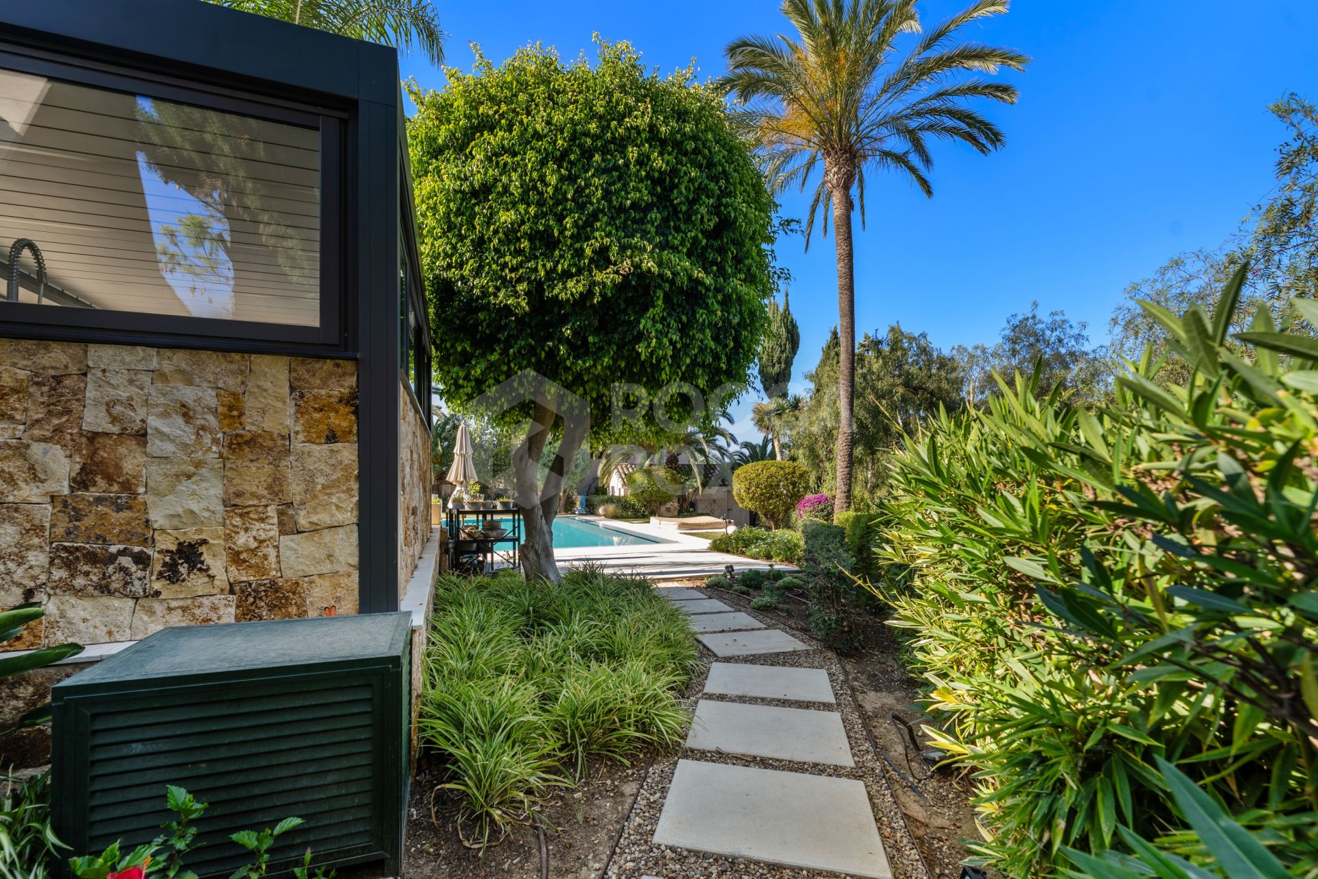 Exquisite villa fully renovated to high standards set on an extensive plot in Río Real, East Marbella