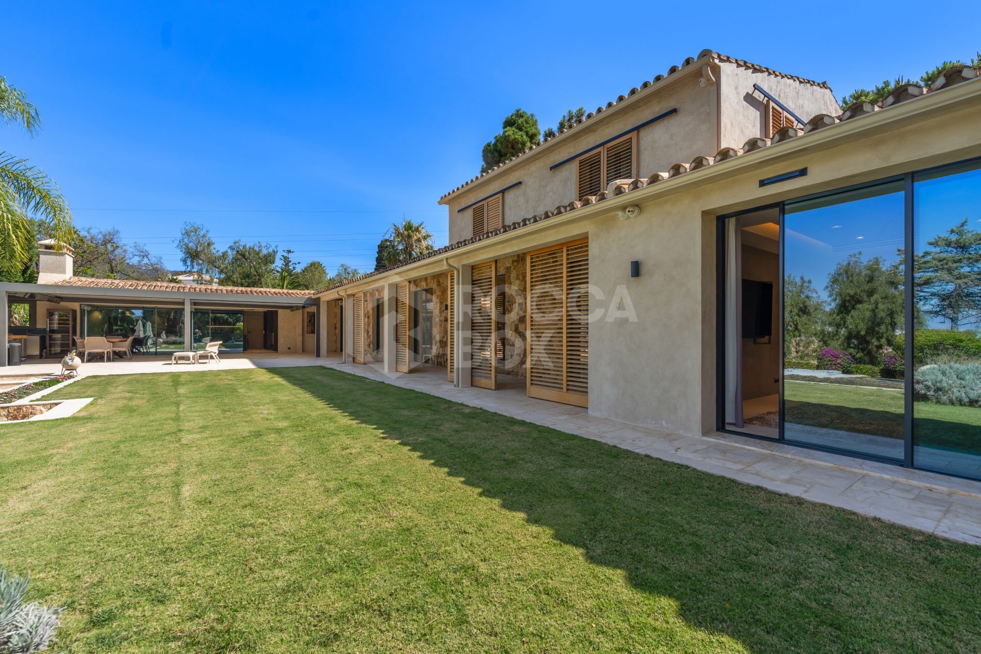Exquisite villa fully renovated to high standards set on an extensive plot in Río Real, East Marbella