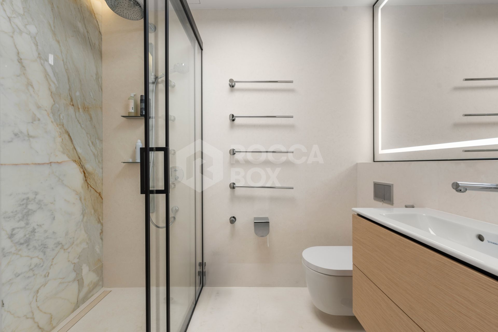 Exquisite villa fully renovated to high standards set on an extensive plot in Río Real, East Marbella