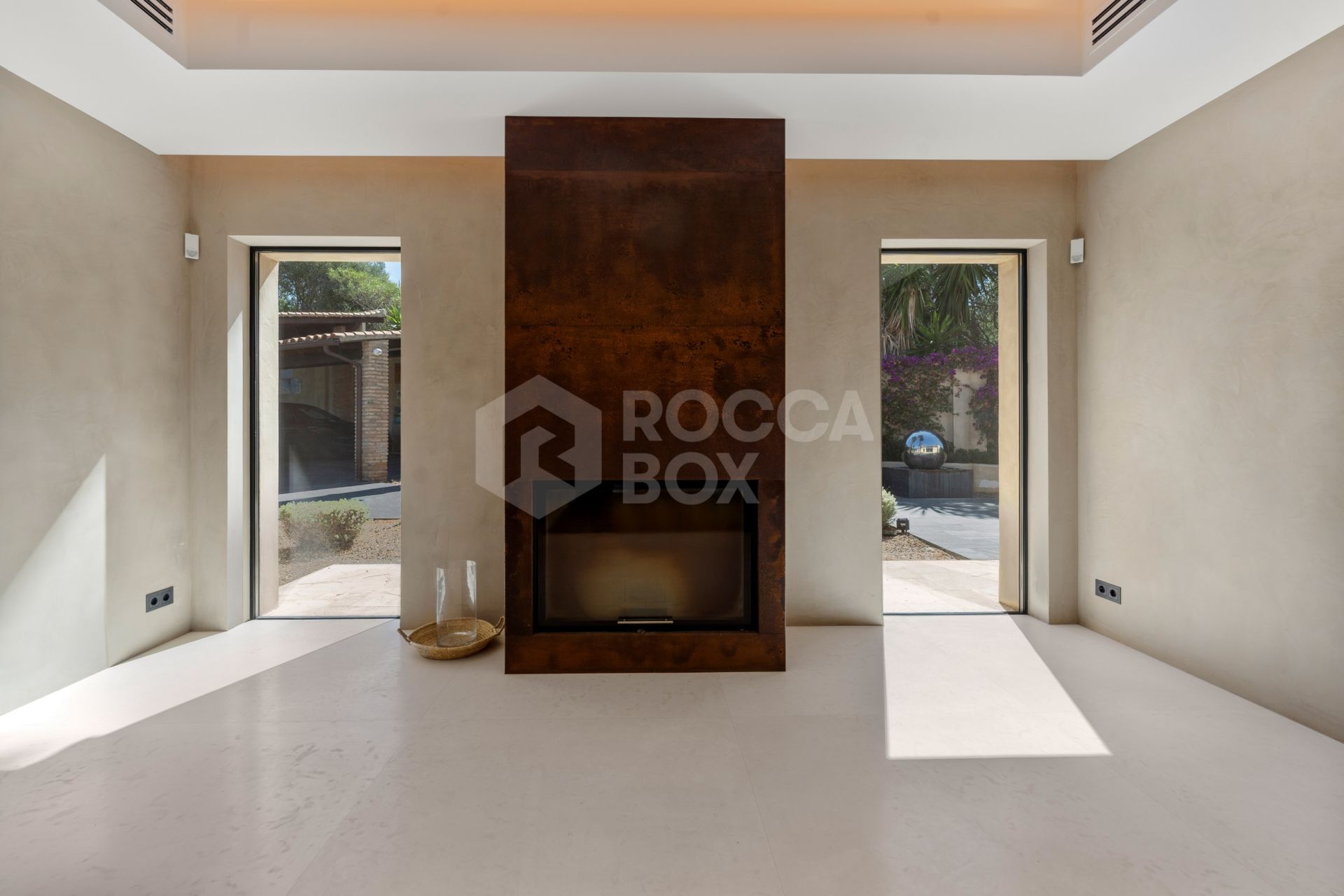 Exquisite villa fully renovated to high standards set on an extensive plot in Río Real, East Marbella