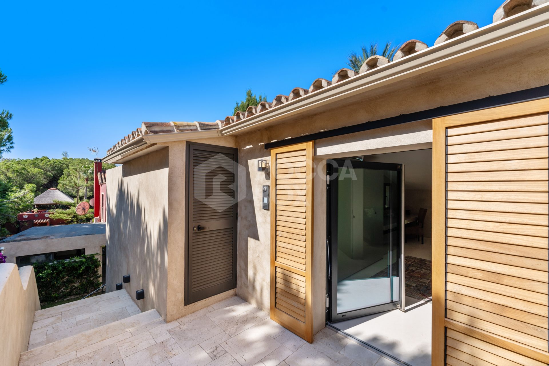 Exquisite villa fully renovated to high standards set on an extensive plot in Río Real, East Marbella