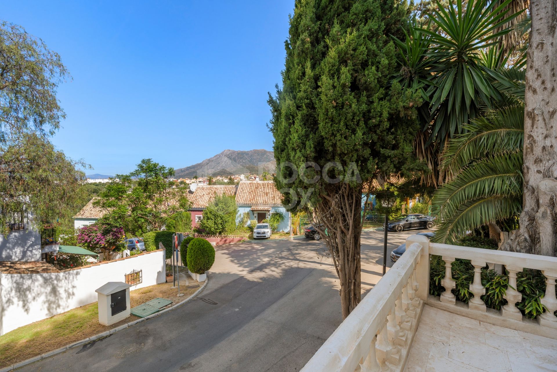 Exquisite villa fully renovated to high standards set on an extensive plot in Río Real, East Marbella