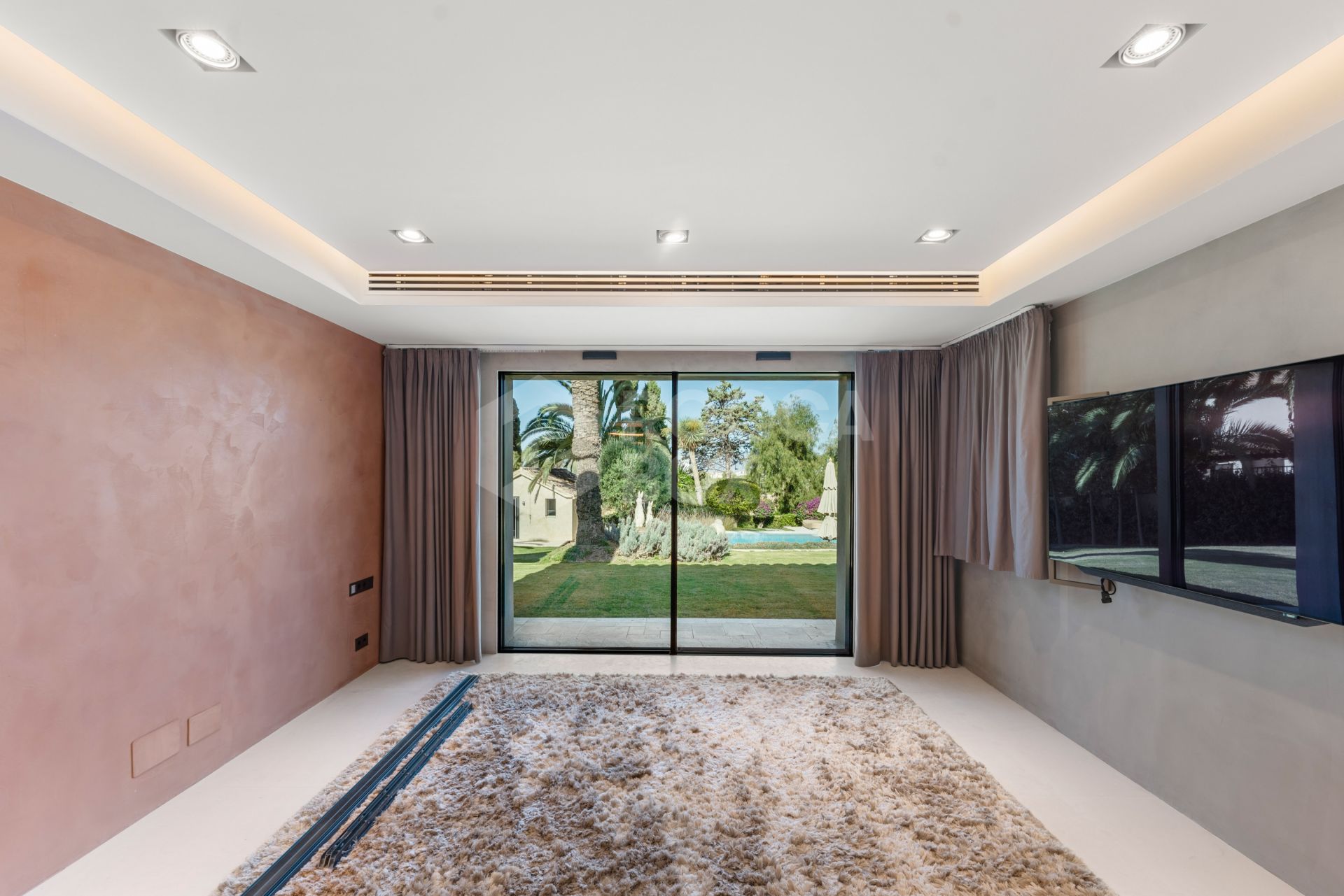 Exquisite villa fully renovated to high standards set on an extensive plot in Río Real, East Marbella