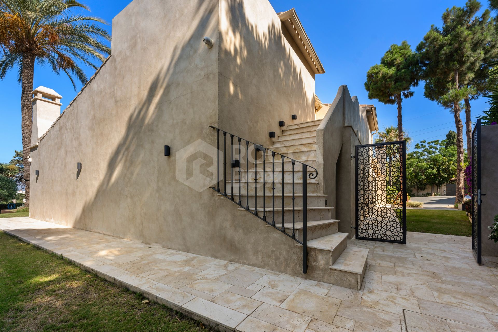 Exquisite villa fully renovated to high standards set on an extensive plot in Río Real, East Marbella