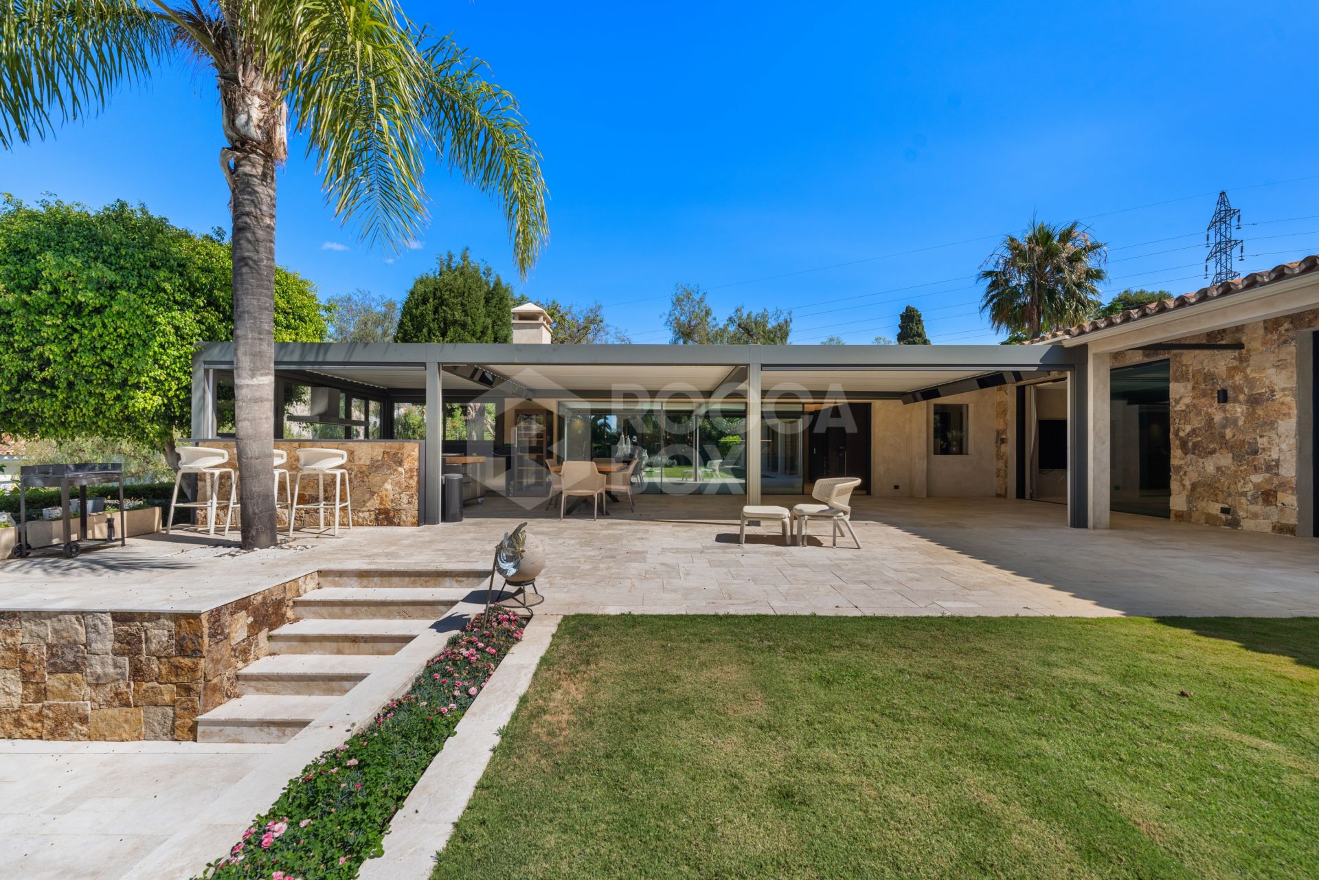 Exquisite villa fully renovated to high standards set on an extensive plot in Río Real, East Marbella