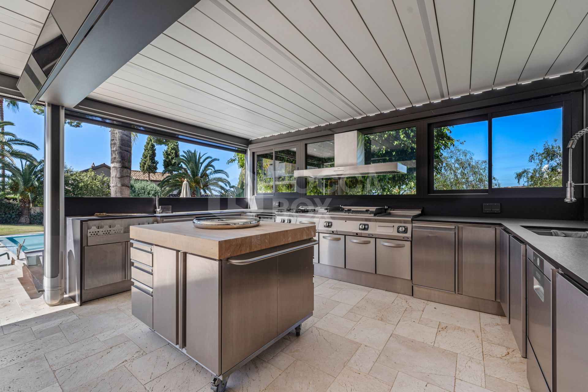 Exquisite villa fully renovated to high standards set on an extensive plot in Río Real, East Marbella