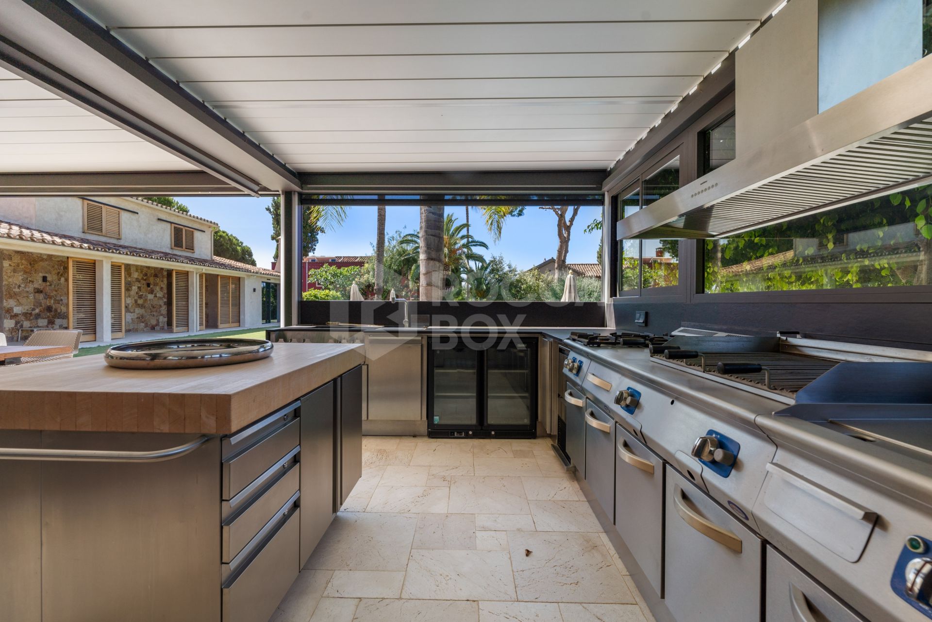 Exquisite villa fully renovated to high standards set on an extensive plot in Río Real, East Marbella