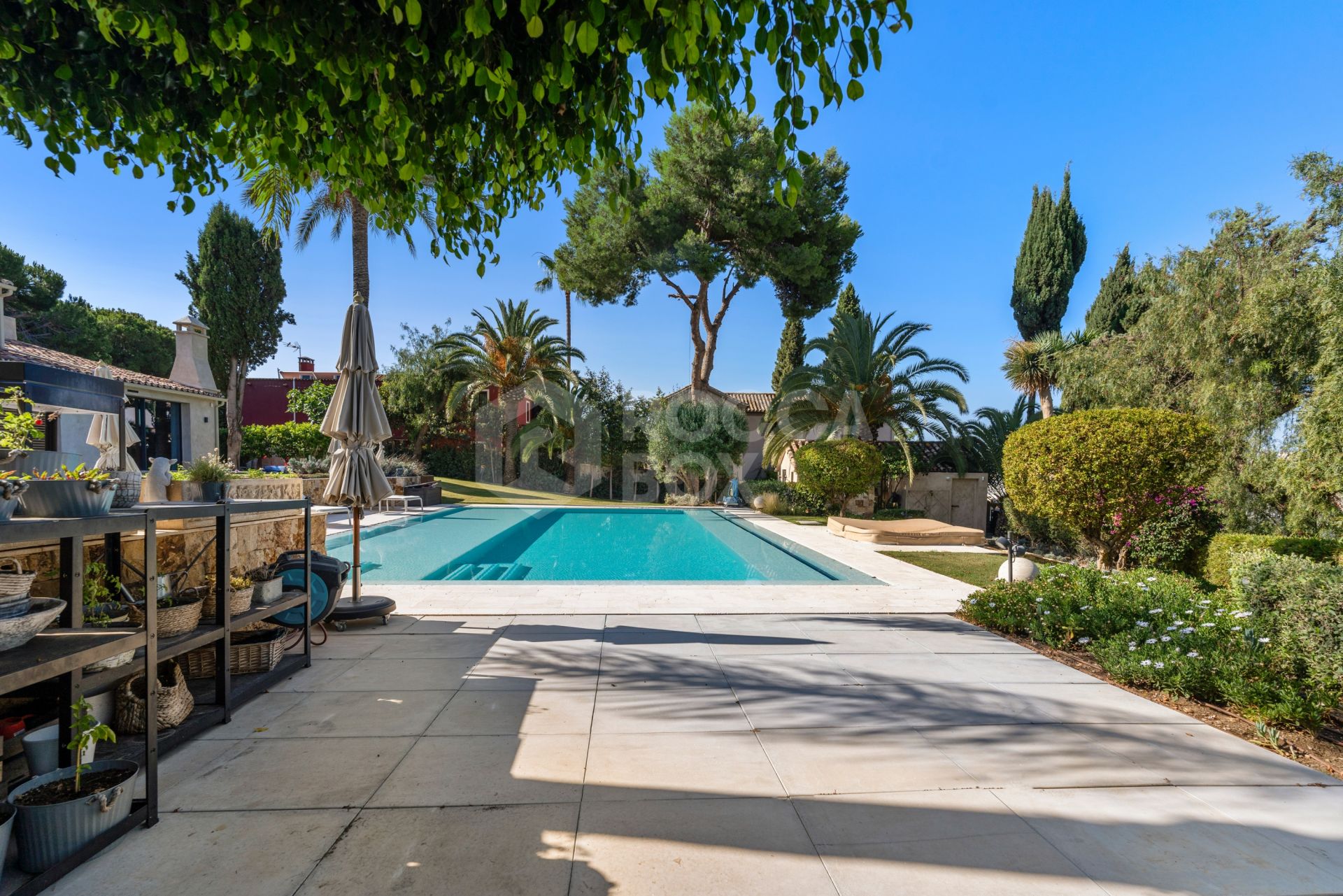 Exquisite villa fully renovated to high standards set on an extensive plot in Río Real, East Marbella