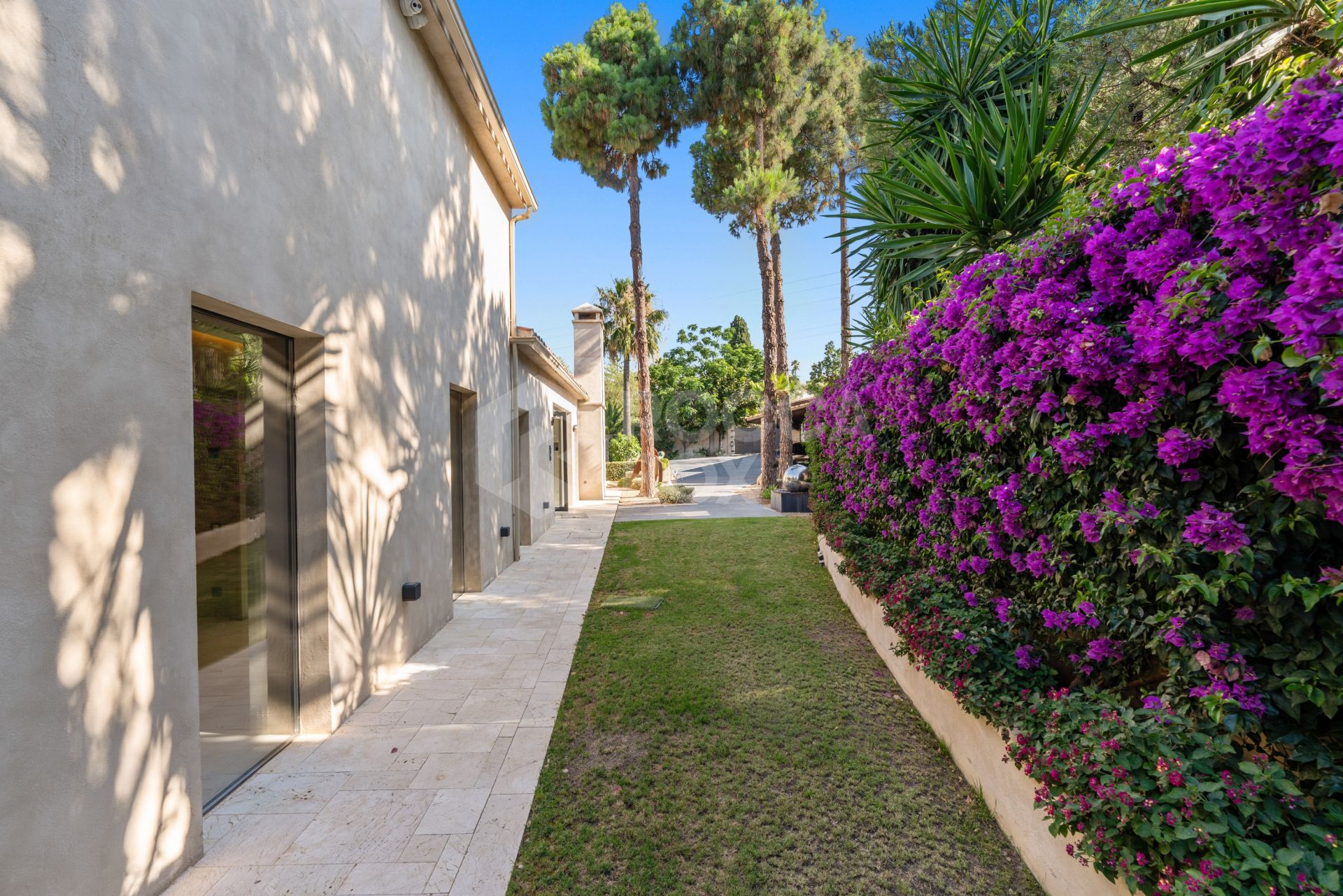 Exquisite villa fully renovated to high standards set on an extensive plot in Río Real, East Marbella