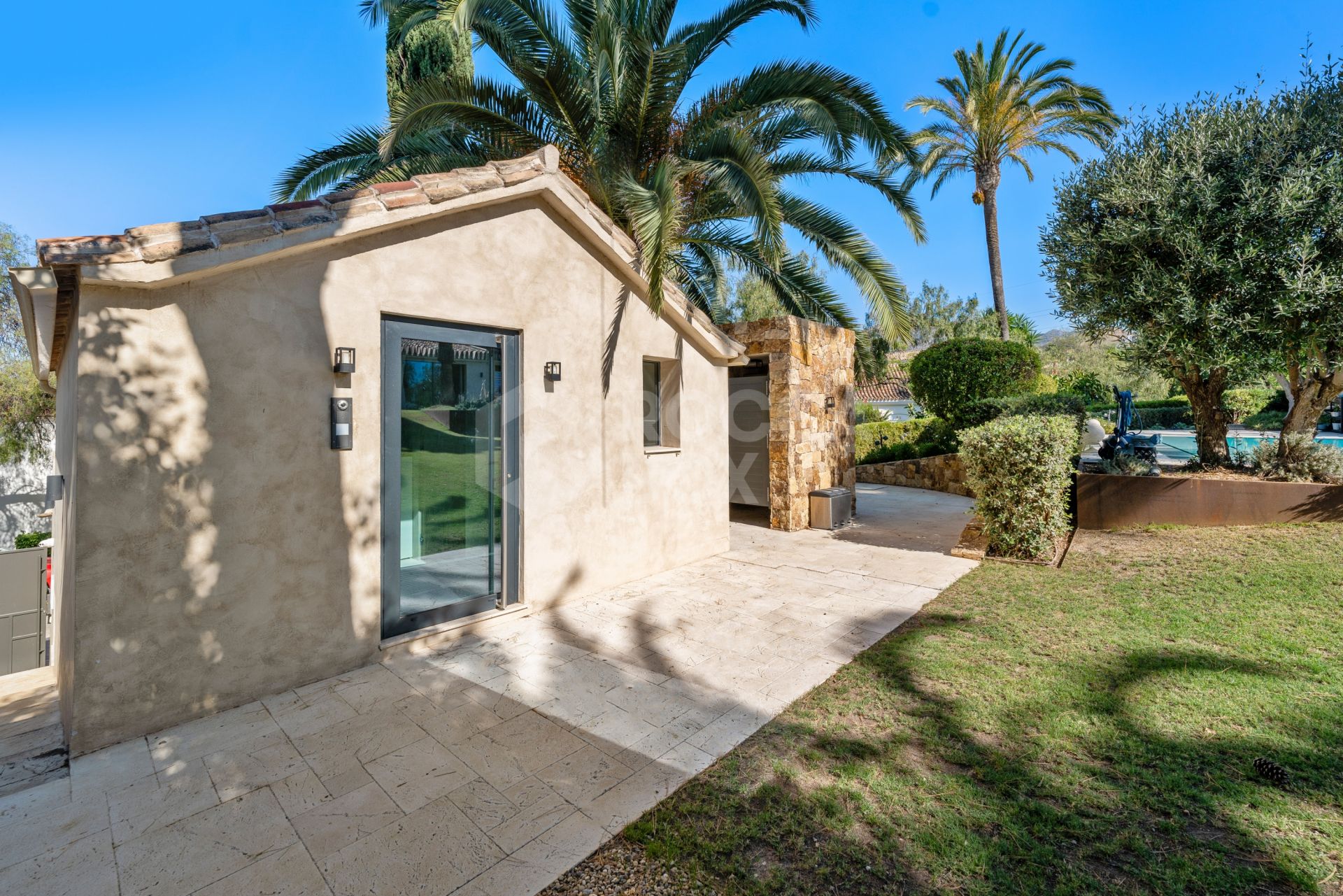 Exquisite villa fully renovated to high standards set on an extensive plot in Río Real, East Marbella