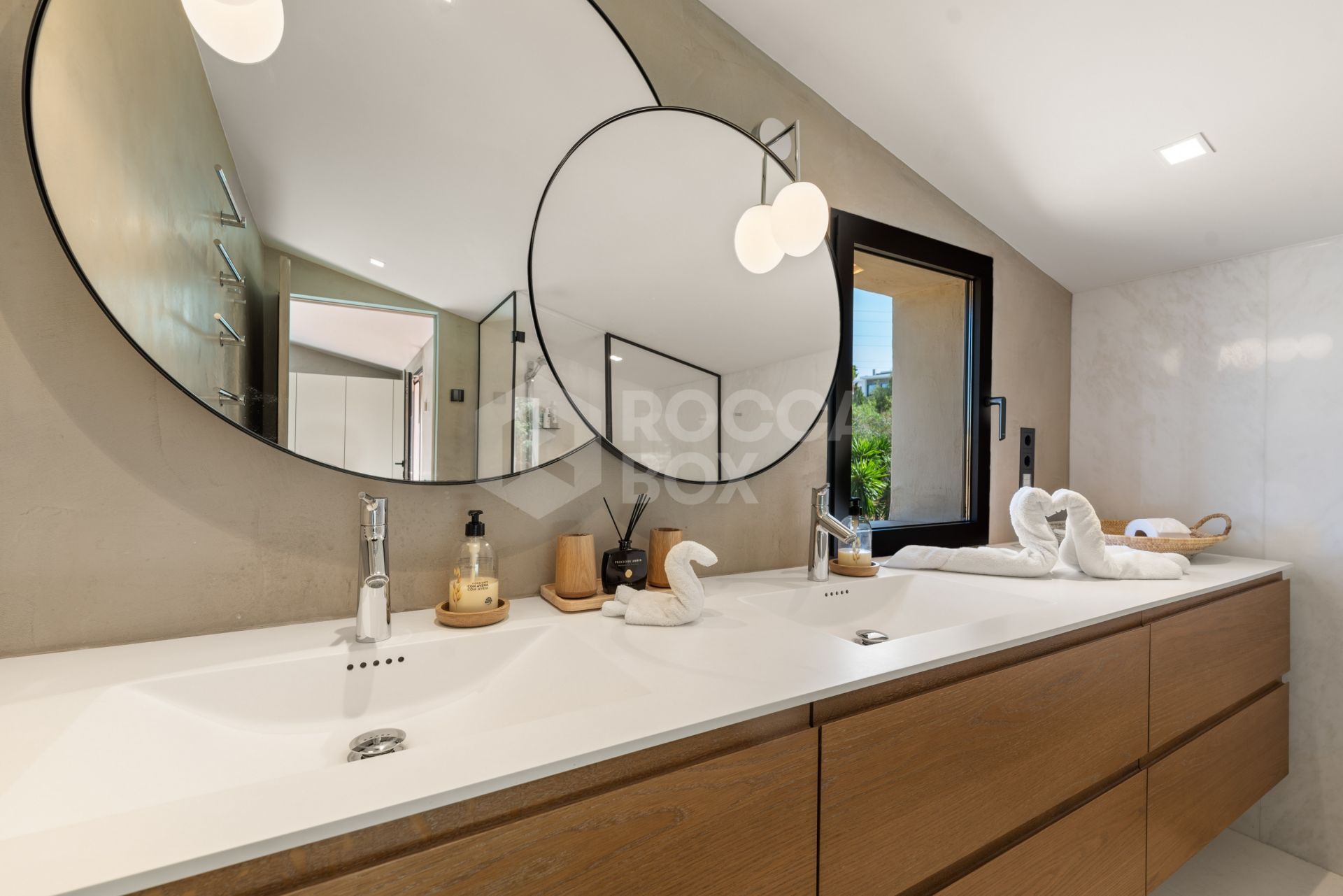 Exquisite villa fully renovated to high standards set on an extensive plot in Río Real, East Marbella