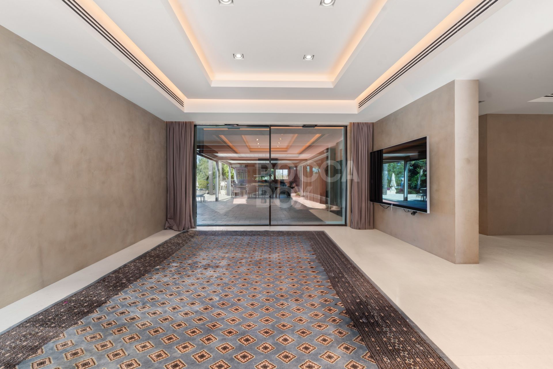 Exquisite villa fully renovated to high standards set on an extensive plot in Río Real, East Marbella