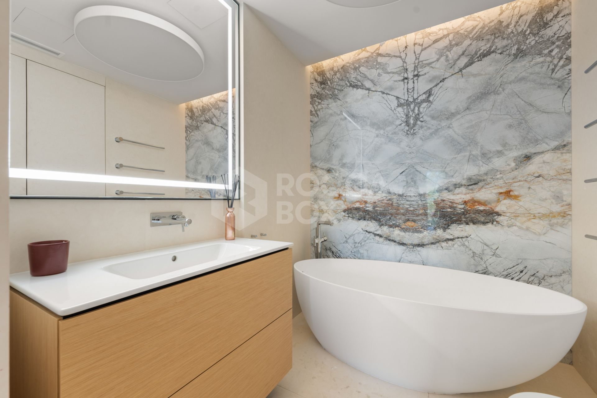 Exquisite villa fully renovated to high standards set on an extensive plot in Río Real, East Marbella