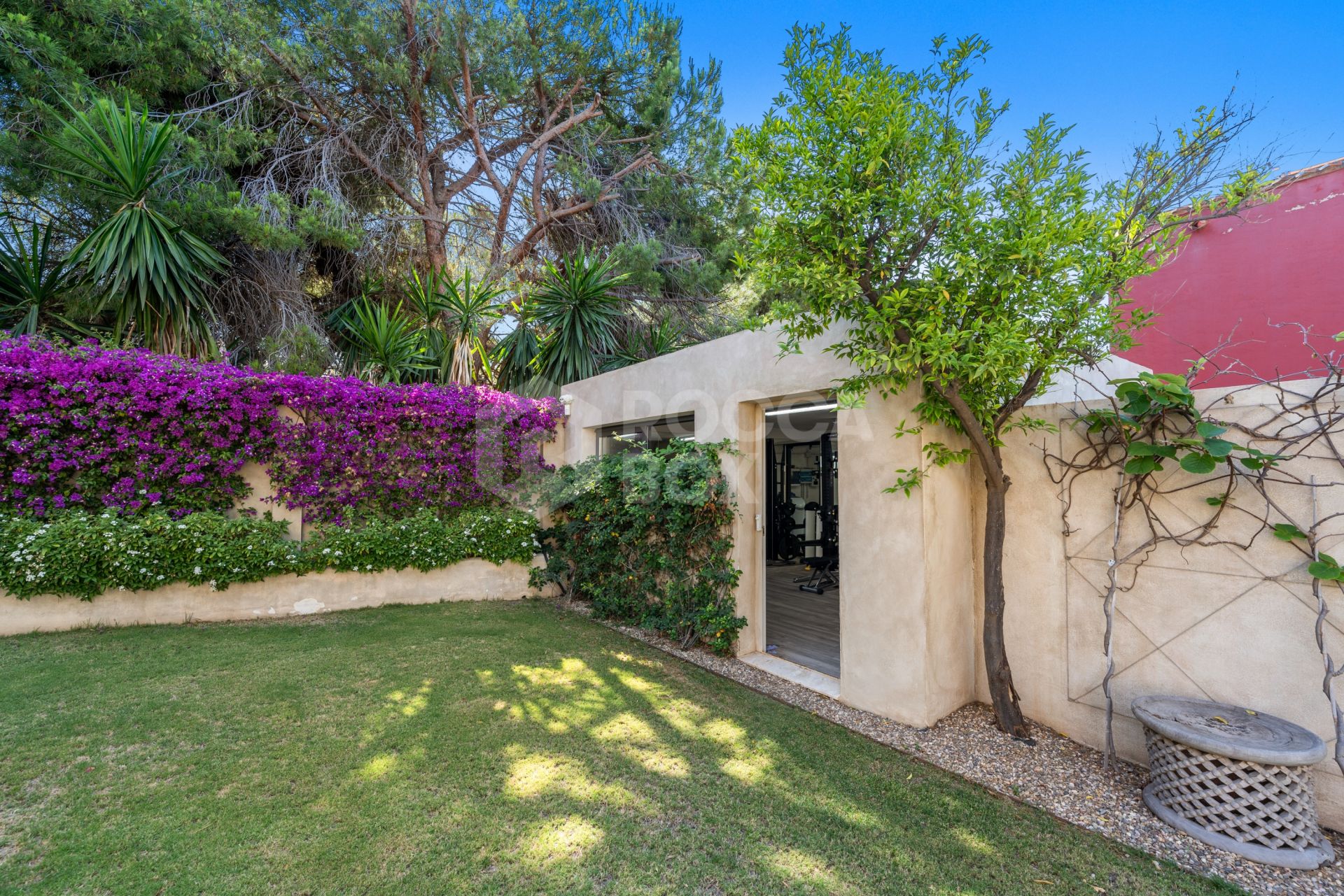 Exquisite villa fully renovated to high standards set on an extensive plot in Río Real, East Marbella