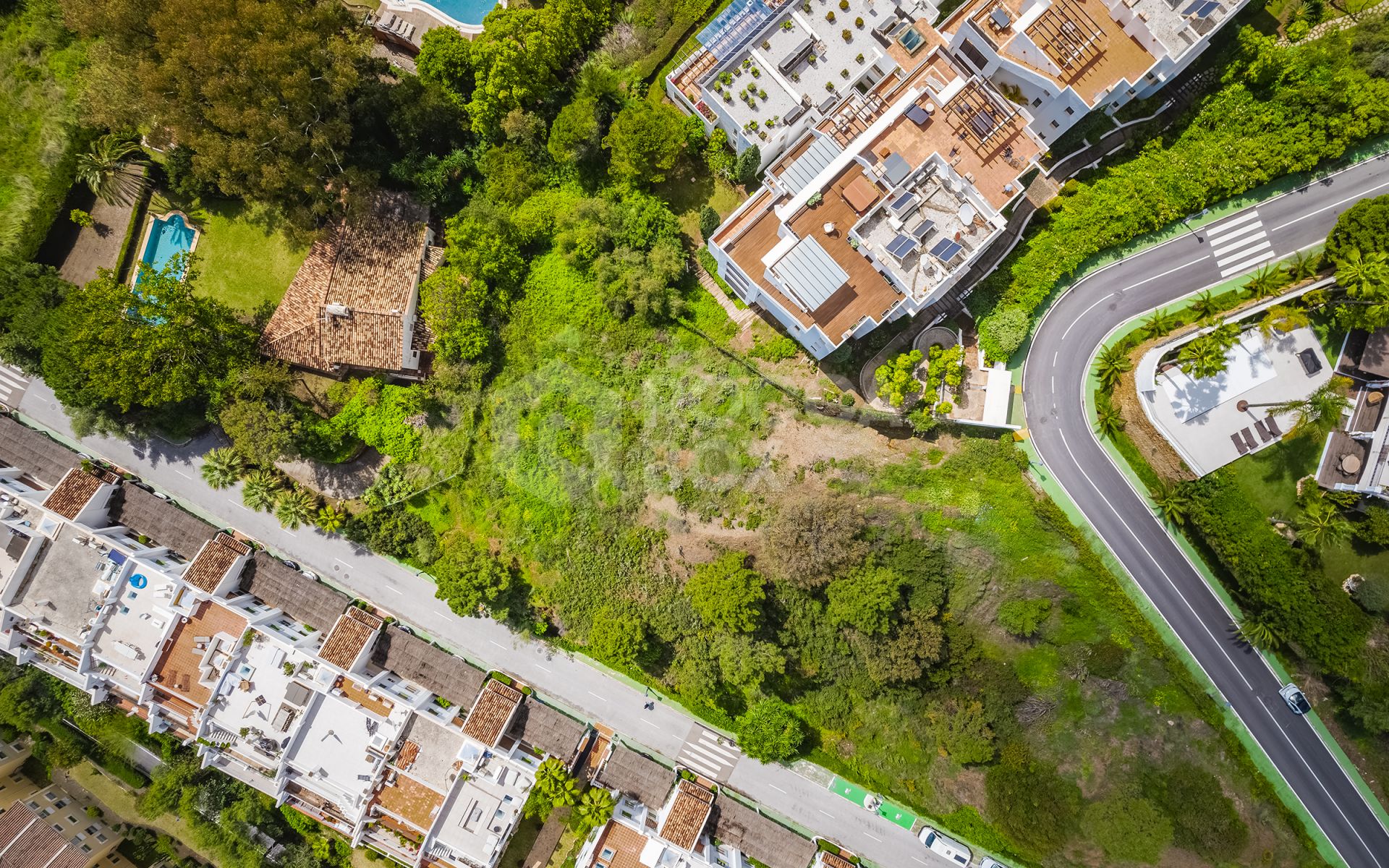 Stunning plot with sea views, project and building license, in El Herrojo, La Quinta, Benahavís