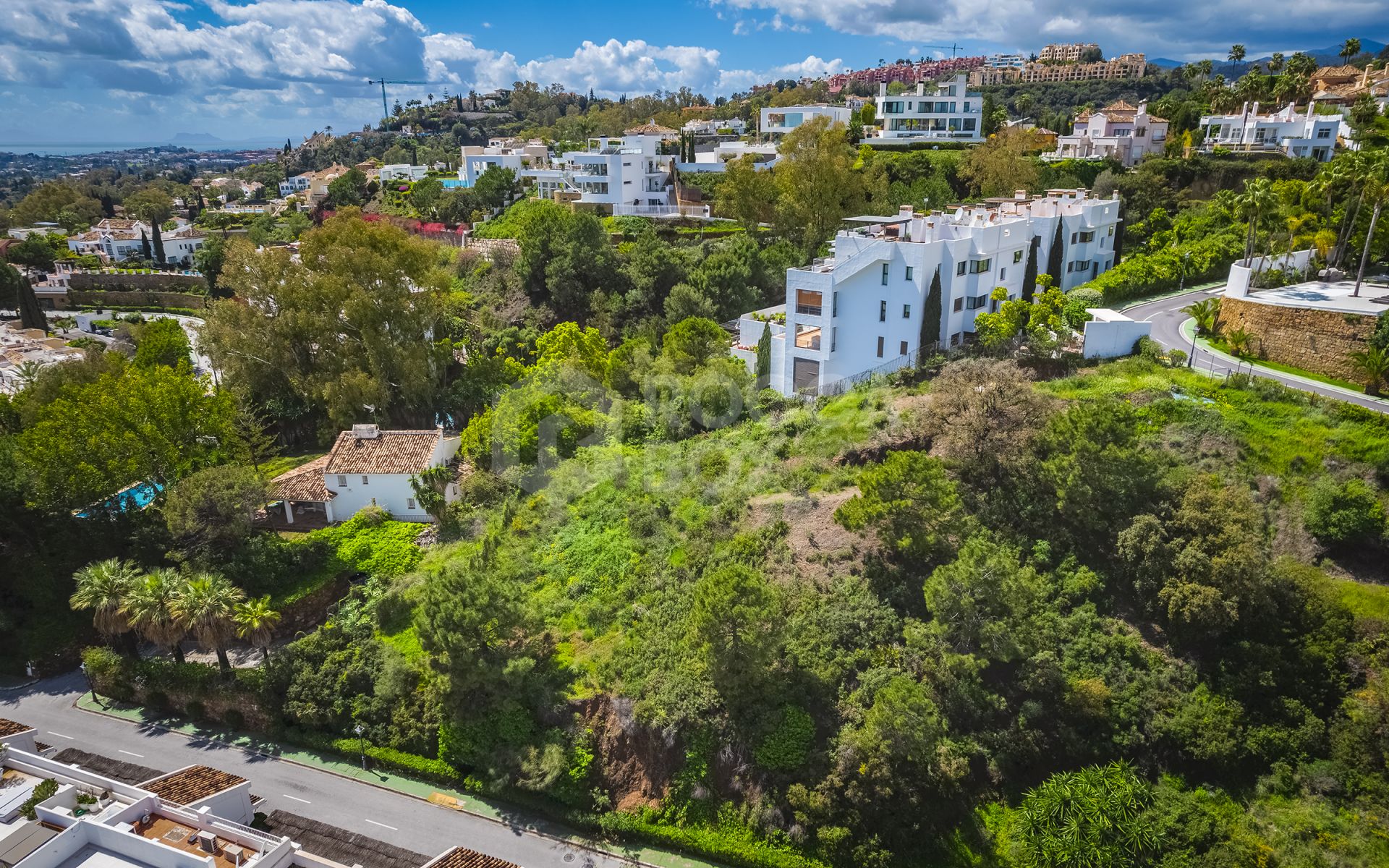 Stunning plot with sea views, project and building license, in El Herrojo, La Quinta, Benahavís