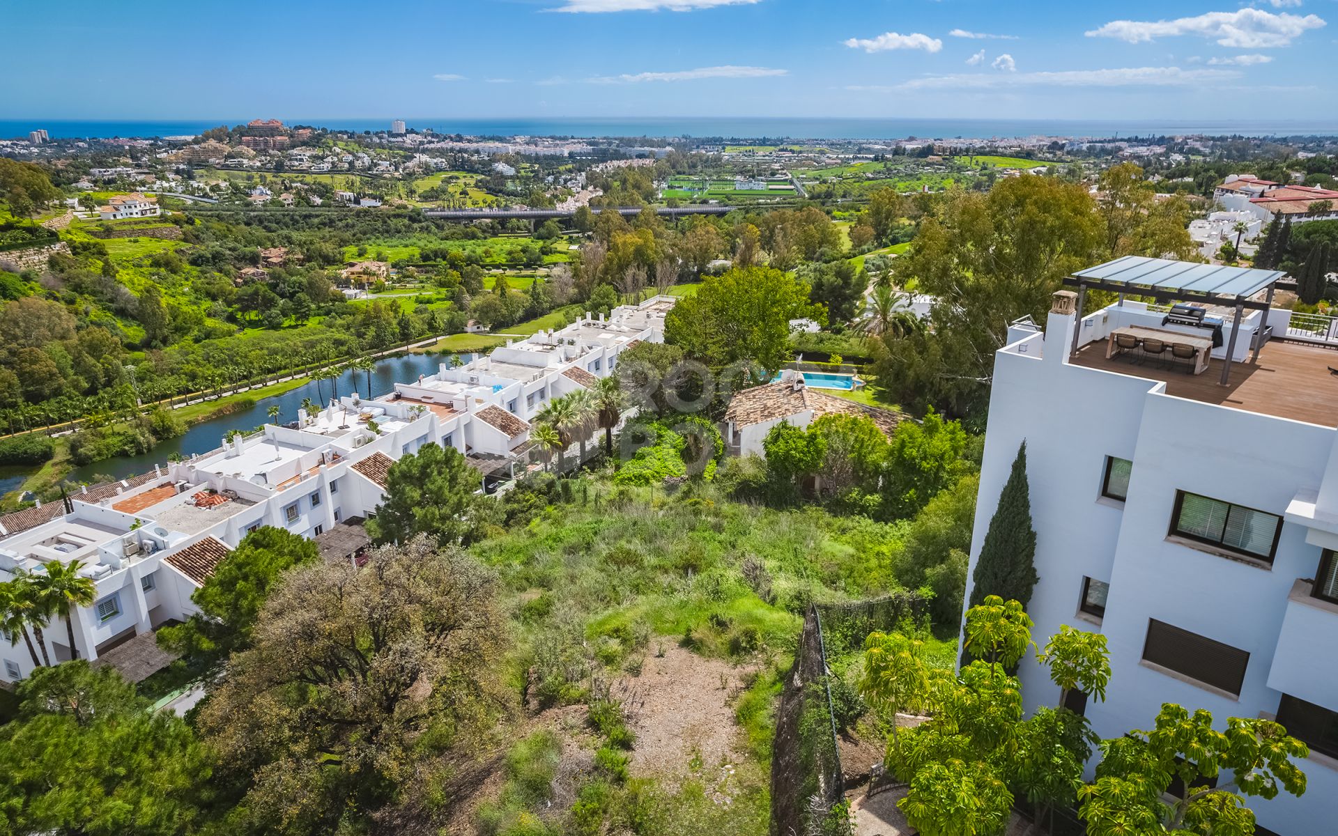Stunning plot with sea views, project and building license, in El Herrojo, La Quinta, Benahavís