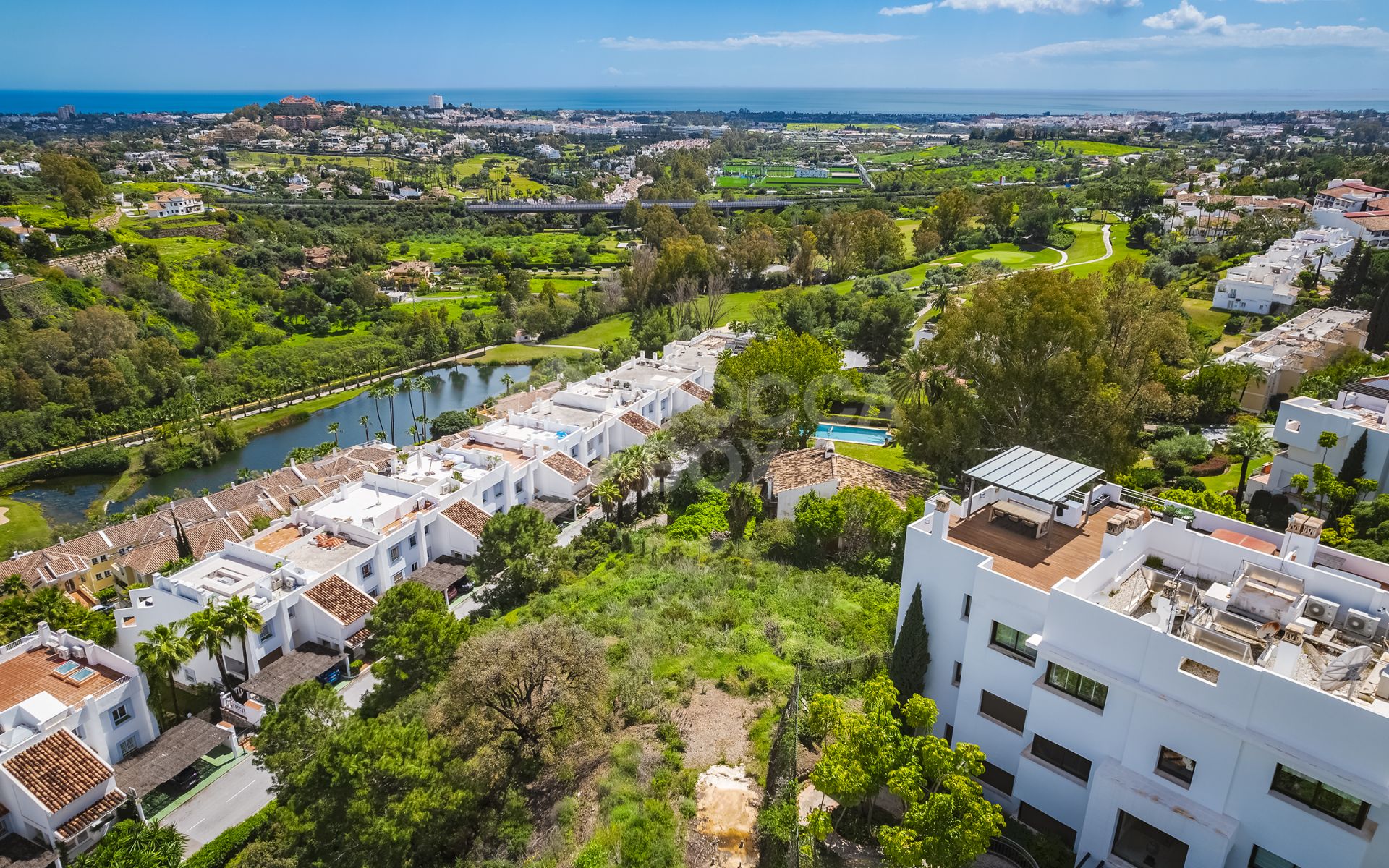 Stunning plot with sea views, project and building license, in El Herrojo, La Quinta, Benahavís