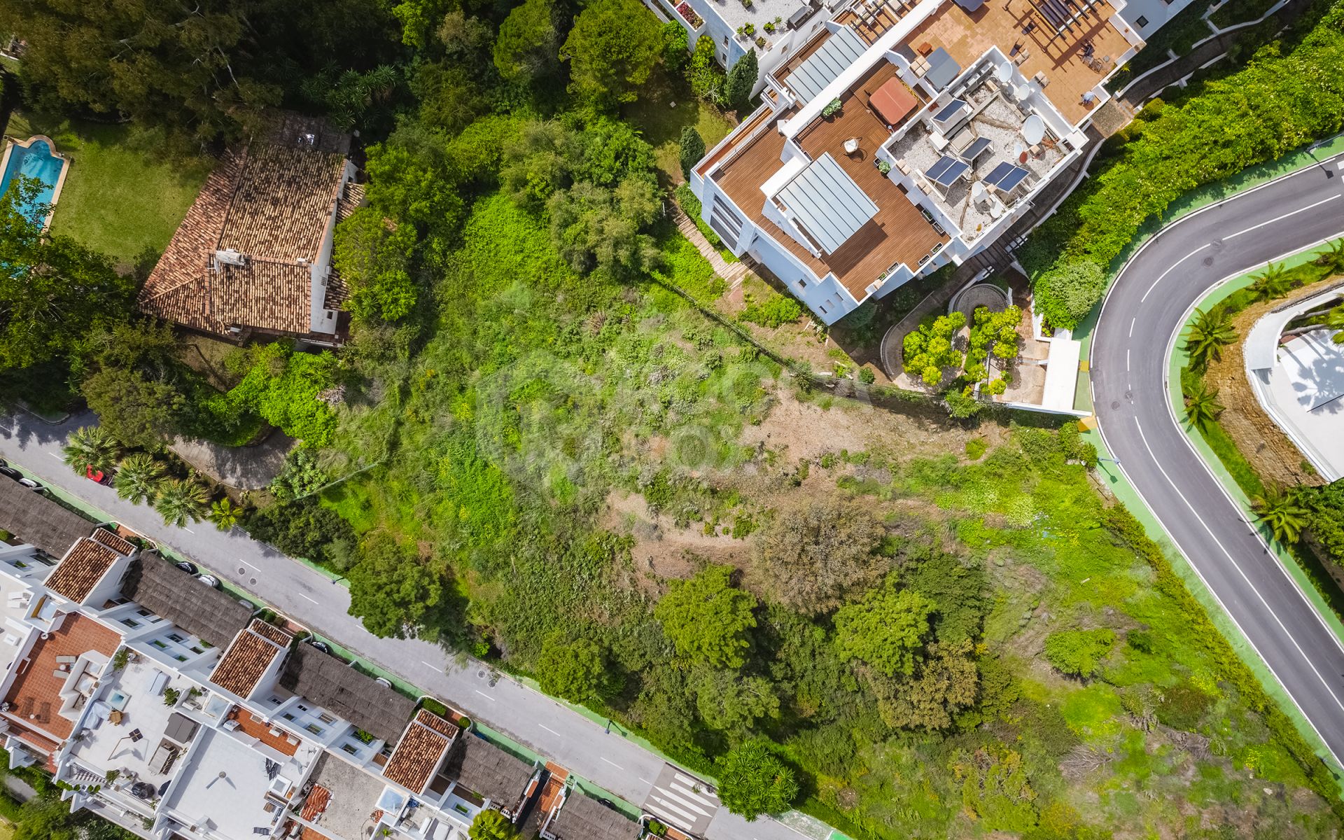 Stunning plot with sea views, project and building license, in El Herrojo, La Quinta, Benahavís