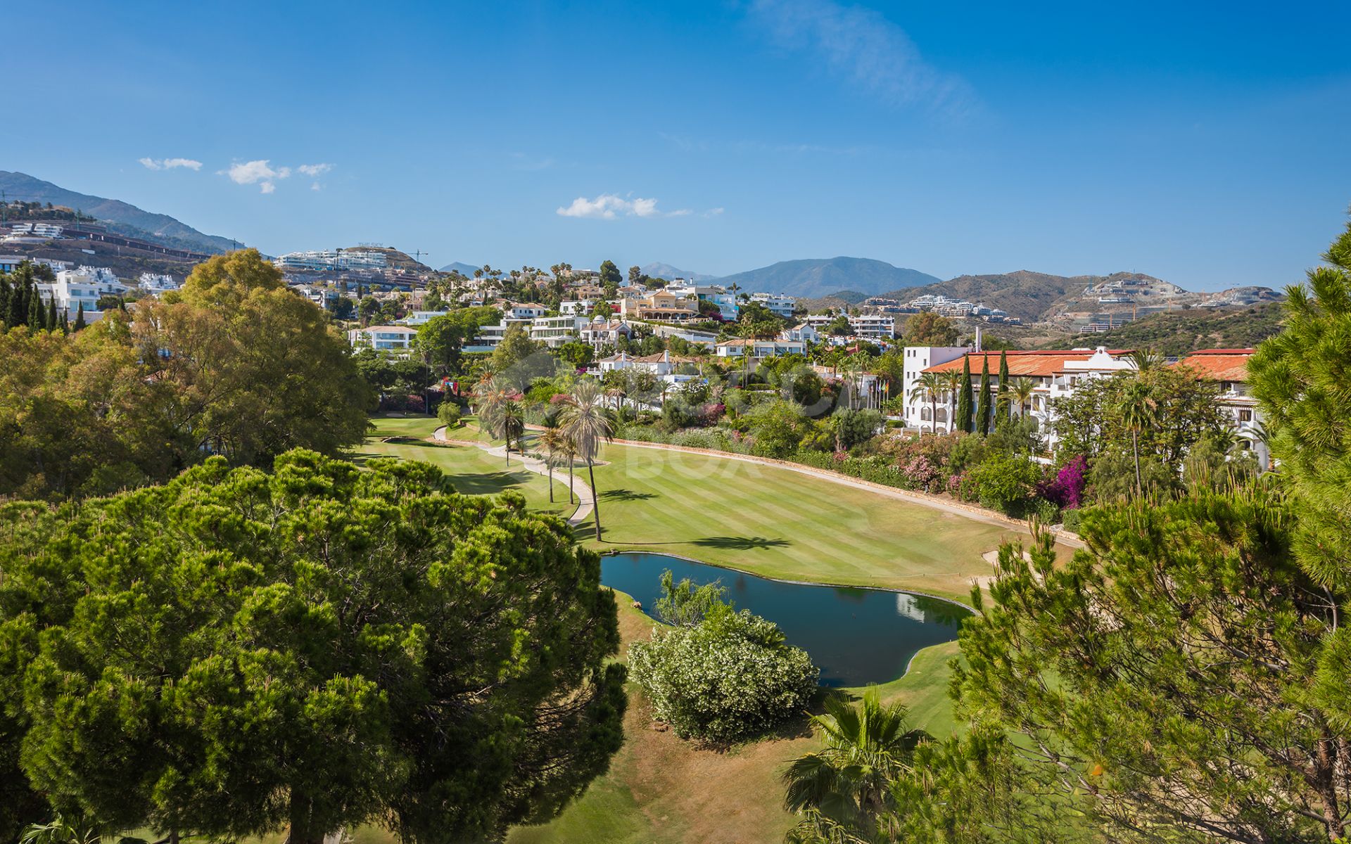 Spacious frontline golf townhouse in Las Encinas, La Quinta, Benahavís