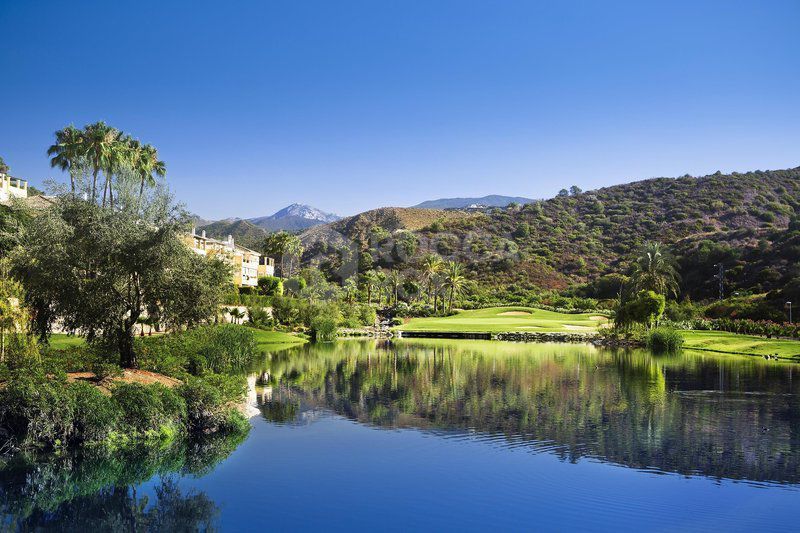 Spacious frontline golf townhouse in Las Encinas, La Quinta, Benahavís