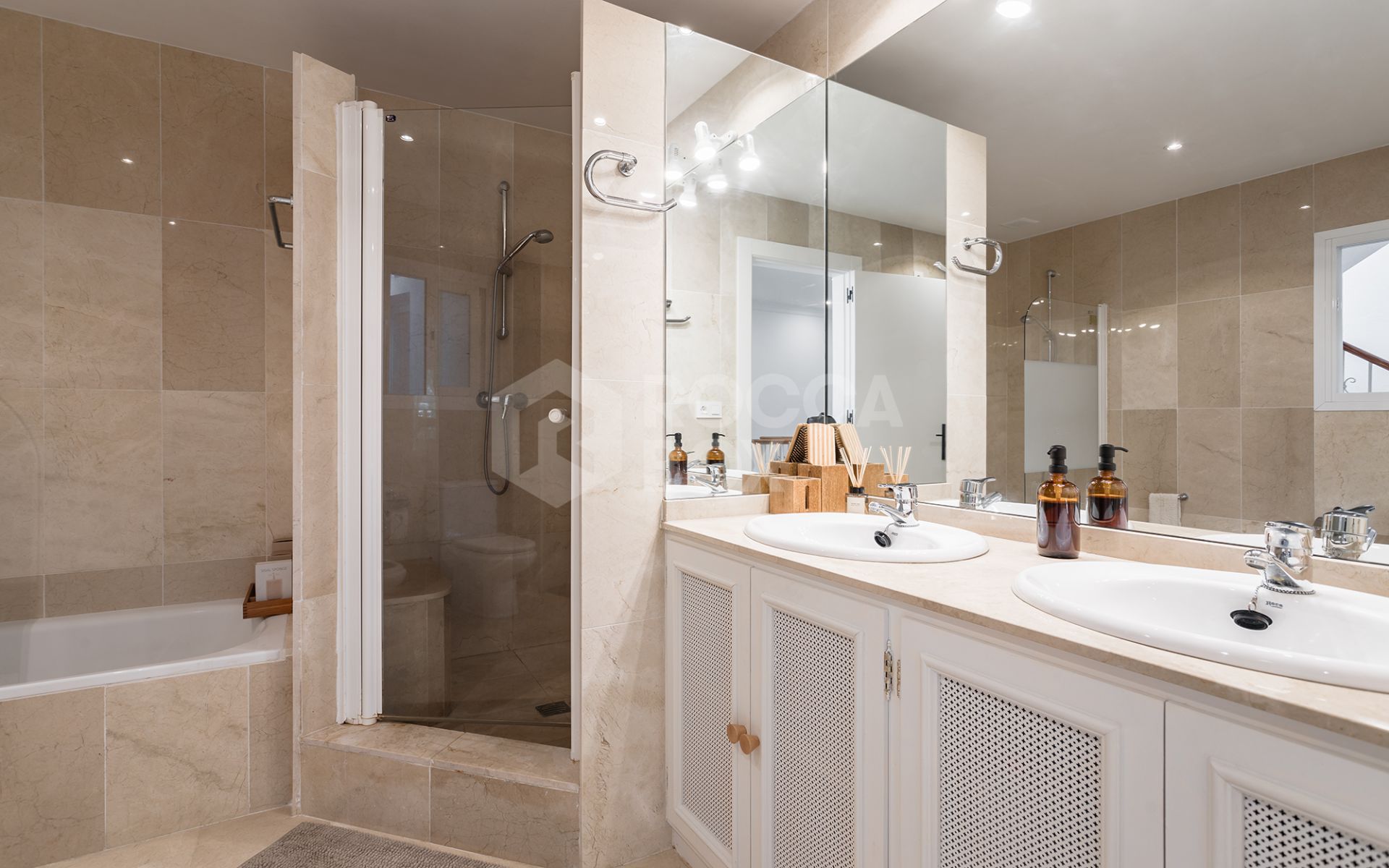 Spacious frontline golf townhouse in Las Encinas, La Quinta, Benahavís