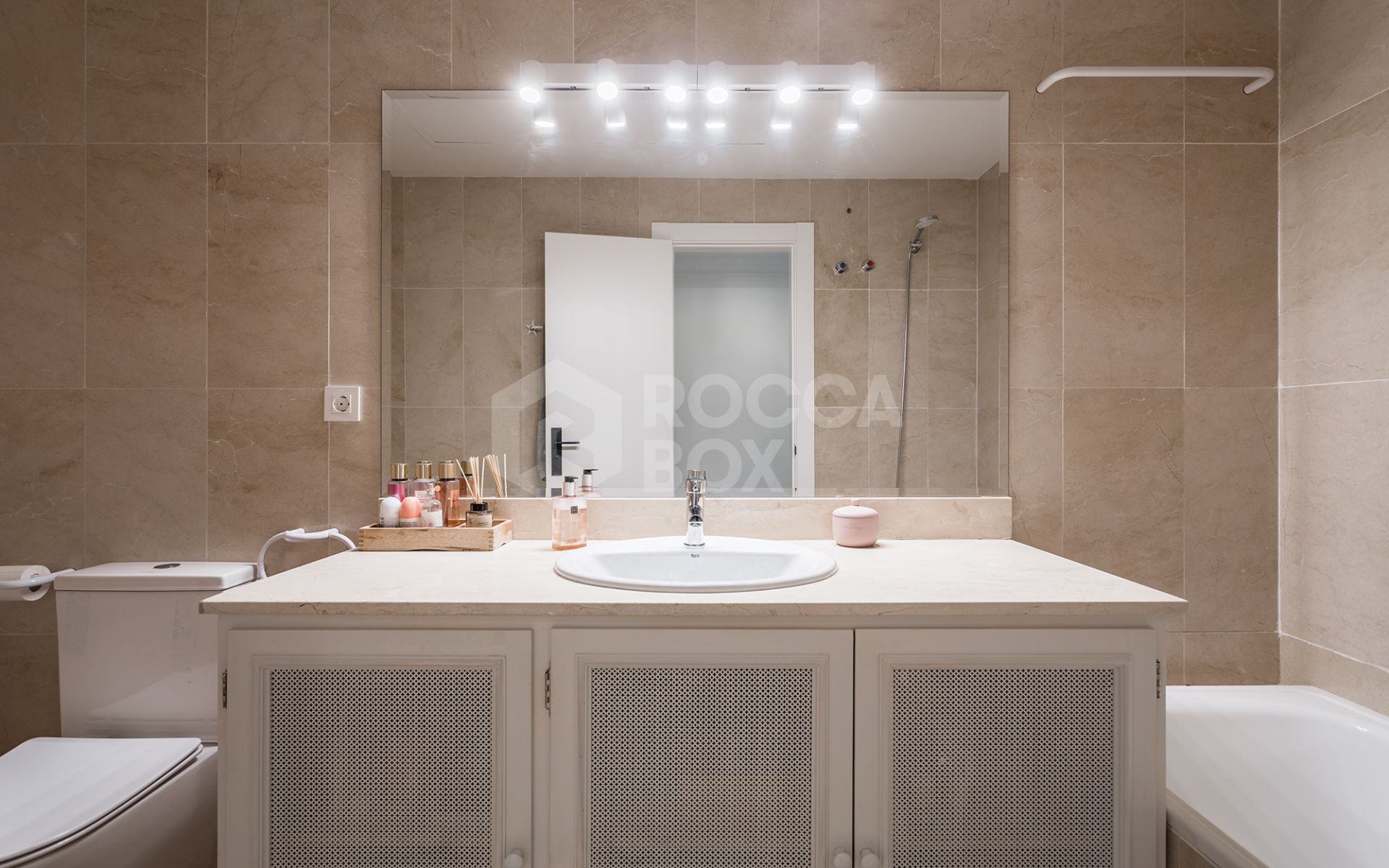 Spacious frontline golf townhouse in Las Encinas, La Quinta, Benahavís