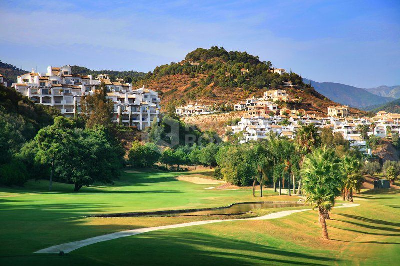 Spacious frontline golf townhouse in Las Encinas, La Quinta, Benahavís