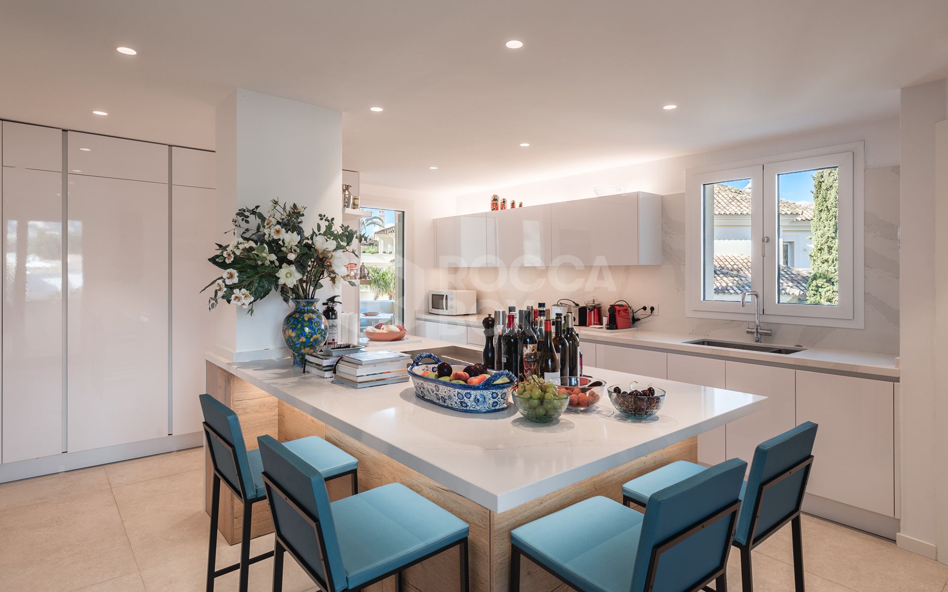 Exquisitely renovated, spacious duplex penthouse in Las Alamandas, Nueva Andalucía