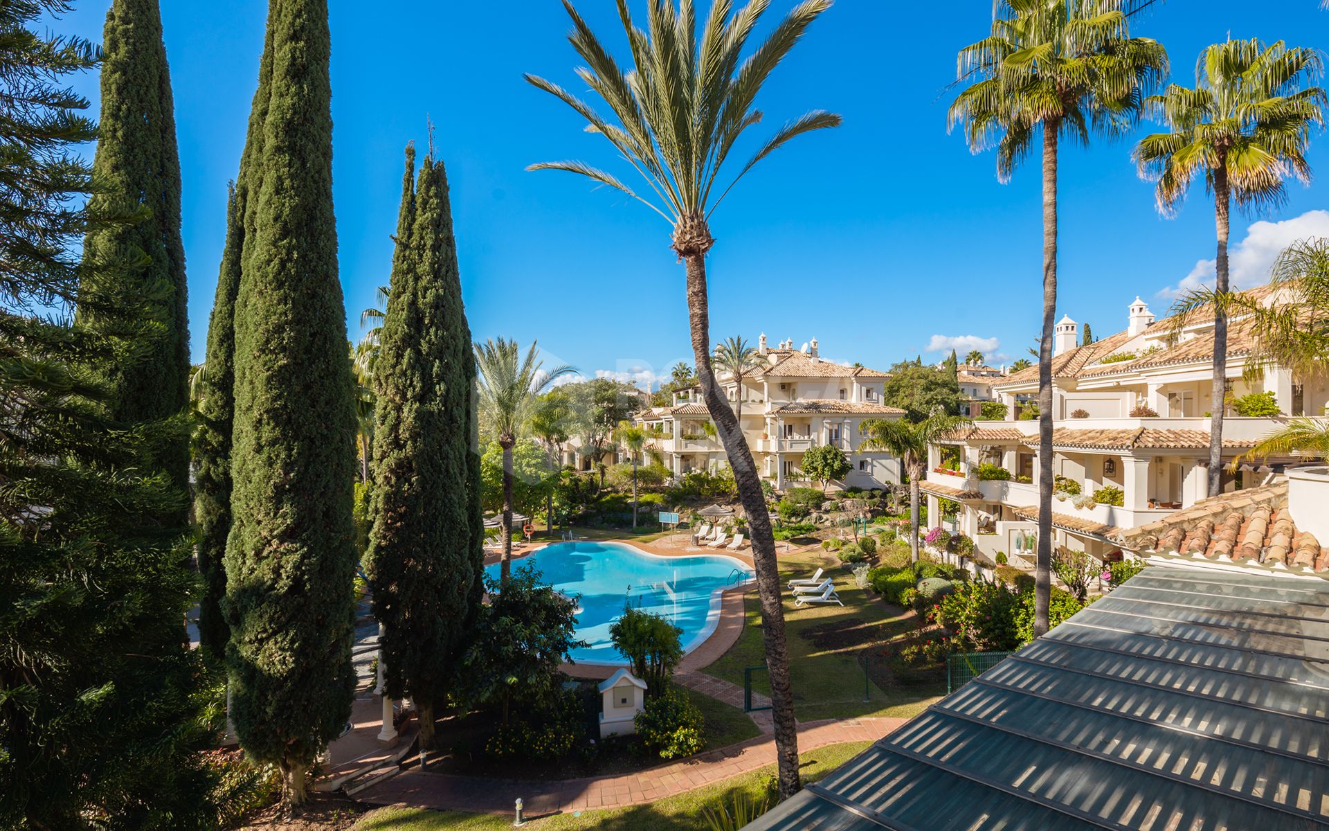 Exquisitely renovated, spacious duplex penthouse in Las Alamandas, Nueva Andalucía