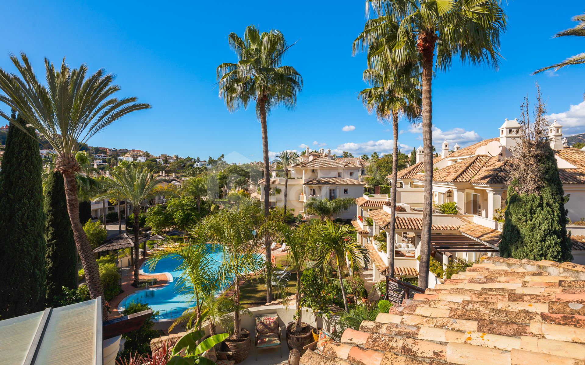 Exquisitely renovated, spacious duplex penthouse in Las Alamandas, Nueva Andalucía