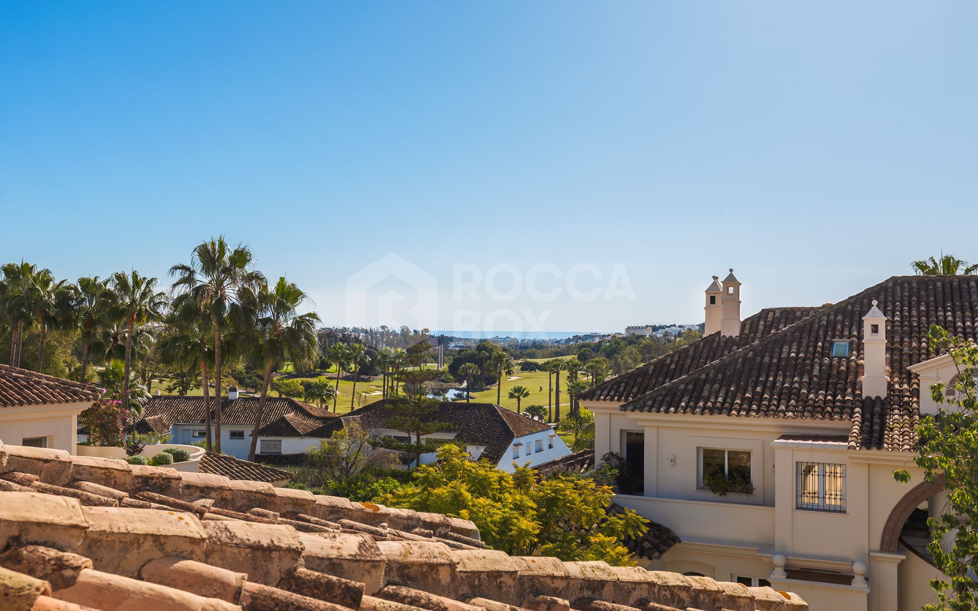 Exquisitely renovated, spacious duplex penthouse in Las Alamandas, Nueva Andalucía