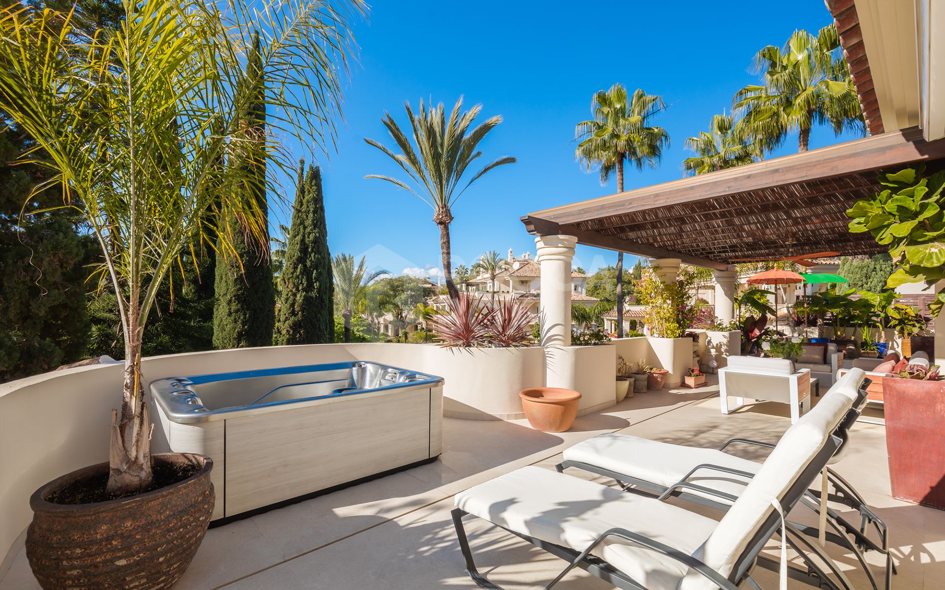 Exquisitely renovated, spacious duplex penthouse in Las Alamandas, Nueva Andalucía