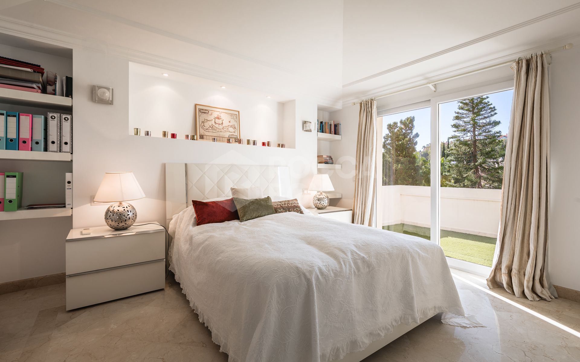 Exquisitely renovated, spacious duplex penthouse in Las Alamandas, Nueva Andalucía