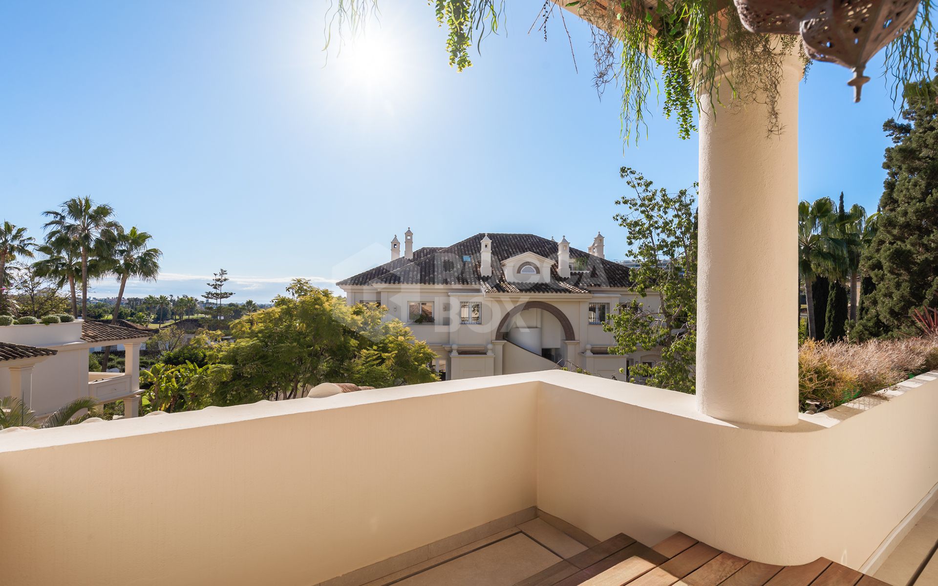 Exquisitely renovated, spacious duplex penthouse in Las Alamandas, Nueva Andalucía